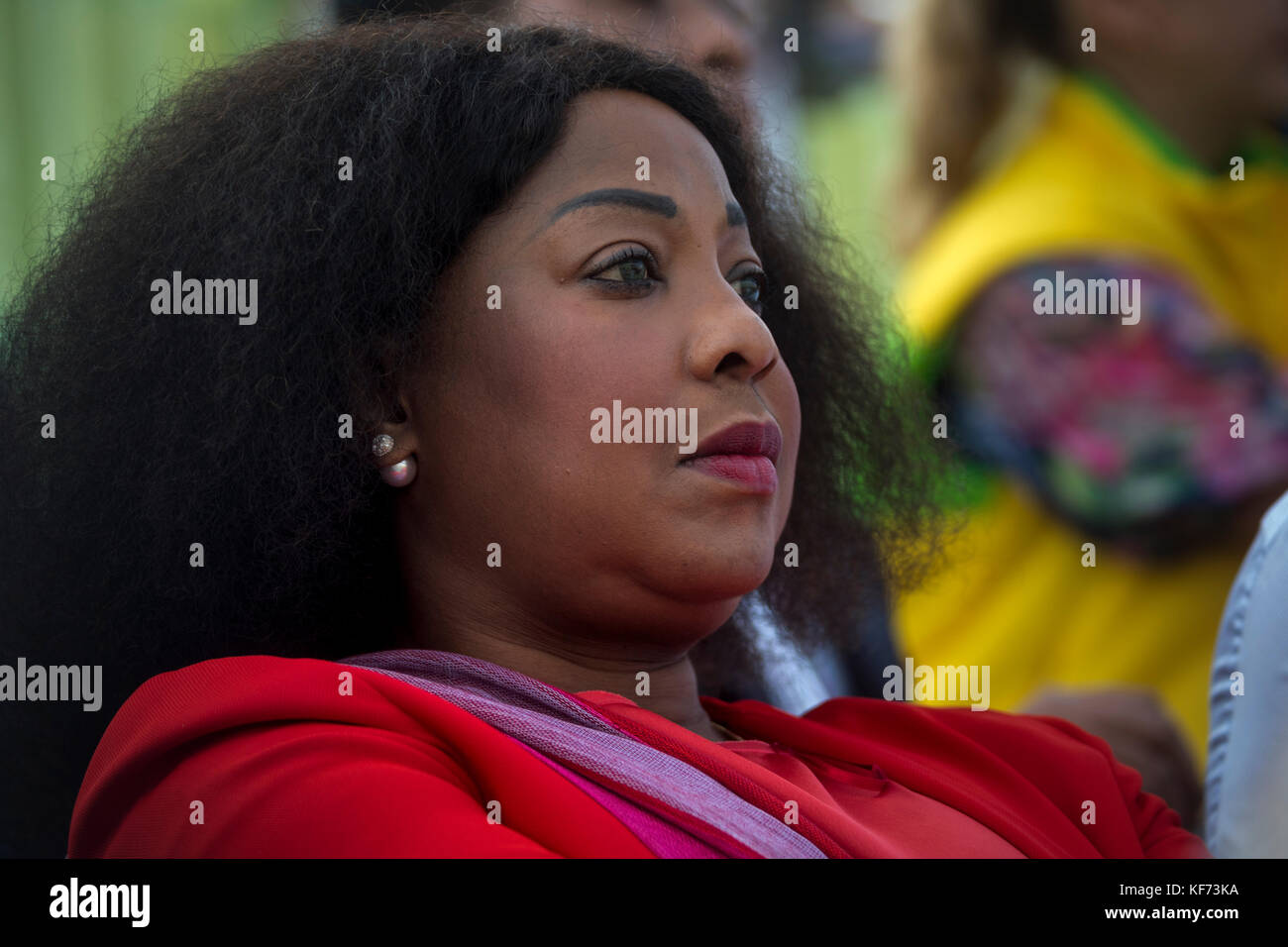 Fifa-Generalsekretär Fatma samoura Uhren Fußball in Sotschi, Russland Stockfoto