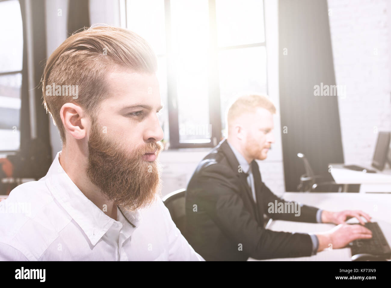 Unternehmer im Büro arbeiten mit einem Computer mit seinem Team Stockfoto