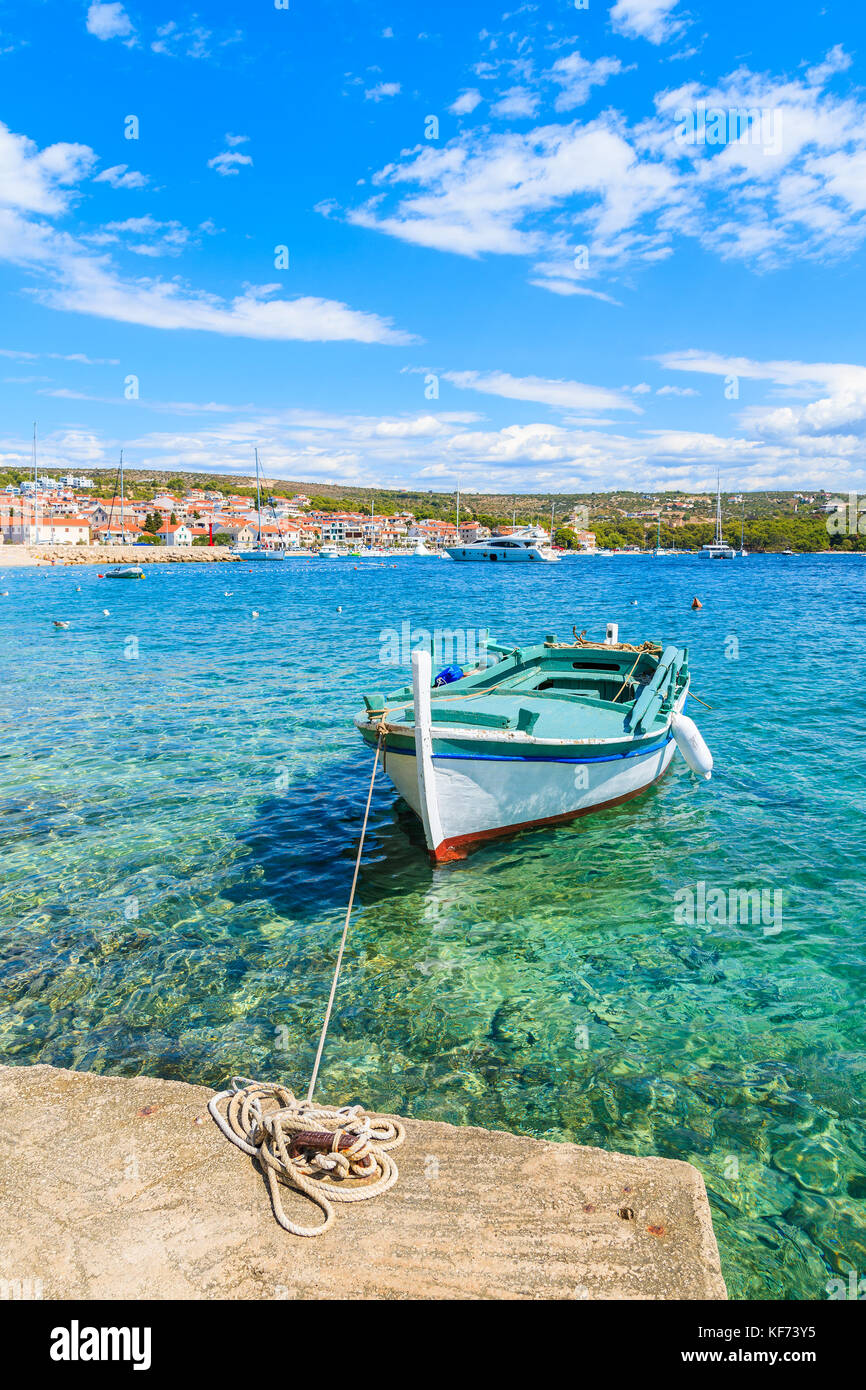 Traditionelles Fischerboot auf kristallklarem türkisblauem Meer Wasser in Primosten, Dalmatien, Kroatien Stockfoto