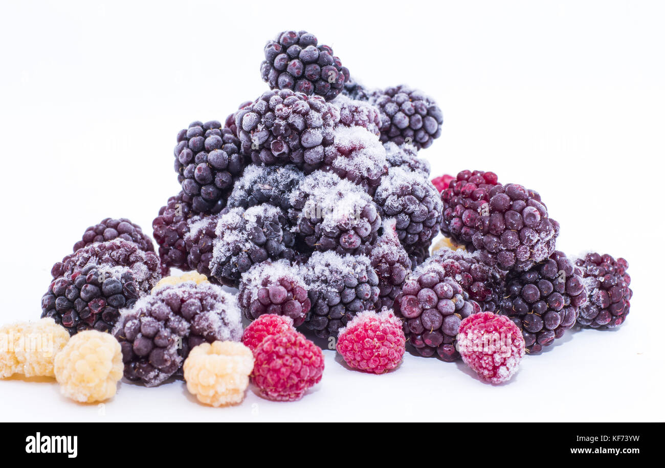 Dunkle Gefrorene Beeren auf weißem Hintergrund mit mehreren Rote und gelbe Himbeeren Stockfoto