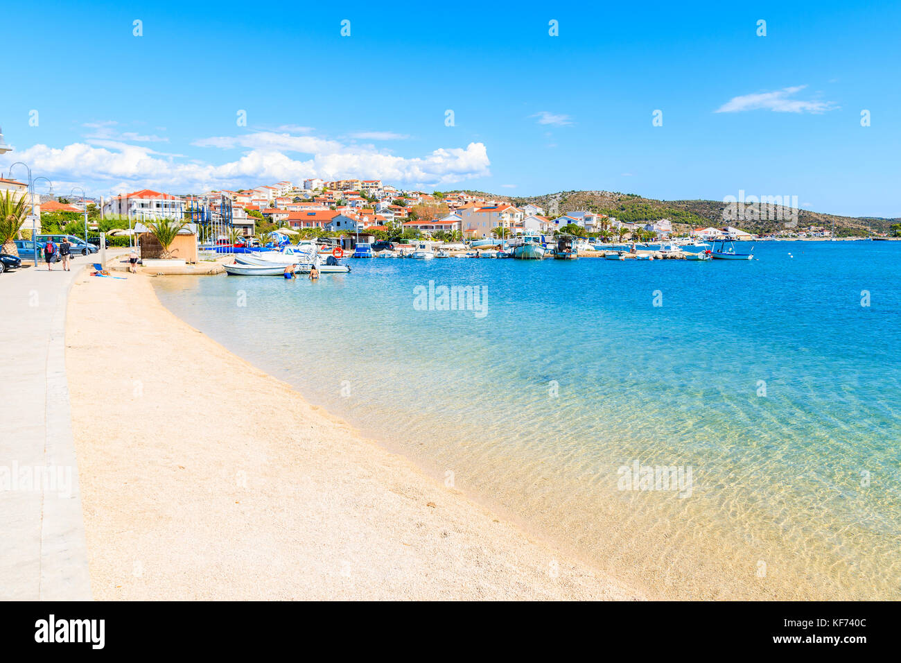 Strand mit seichtem kristallklarem Meer Wasser in Rogoznica Stadt, Dalmatien, Kroatien Stockfoto