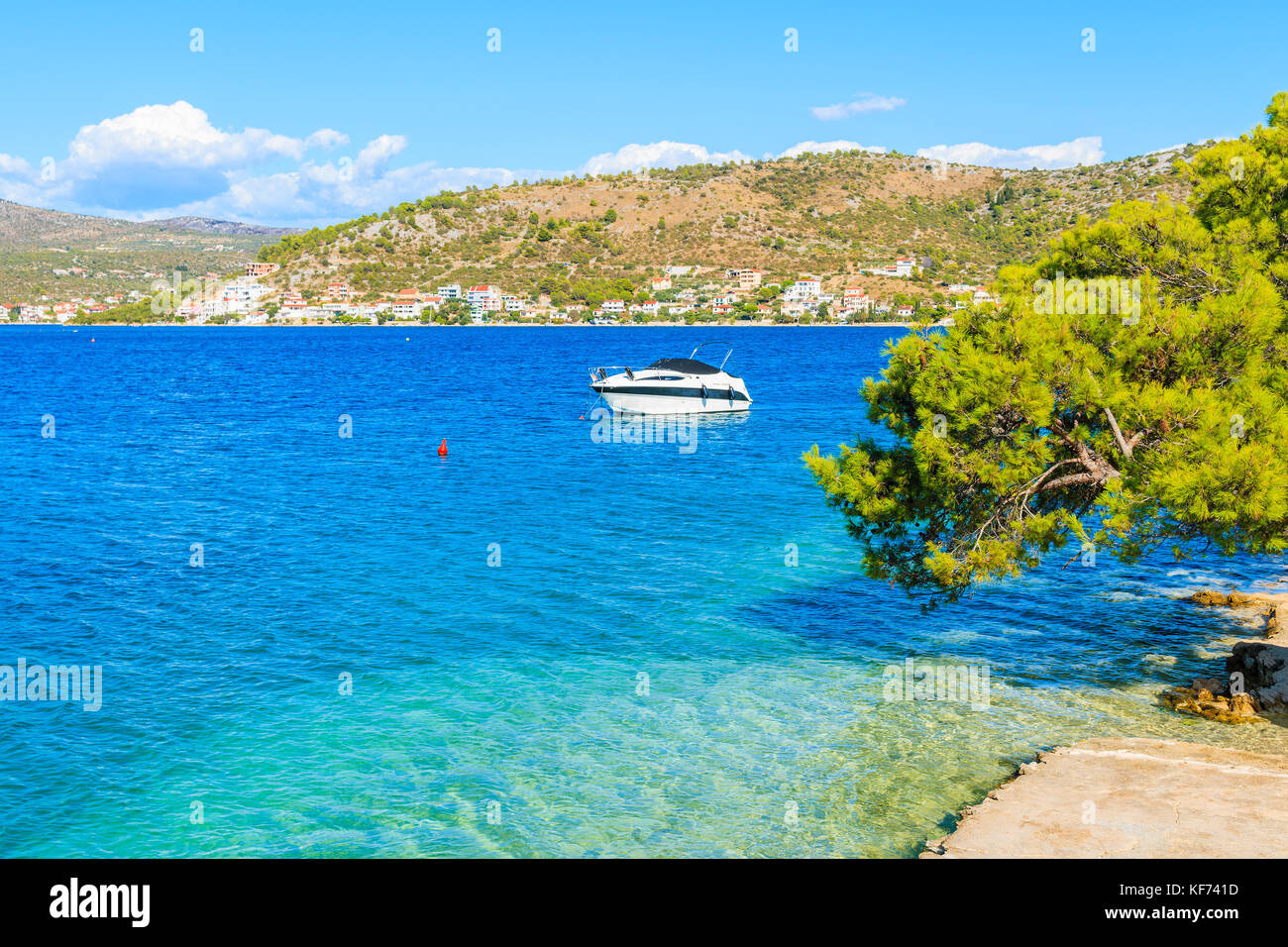 Meer mit mit seichtem kristallklarem Meer Wasser in Rogoznica Stadt, Dalmatien, Kroatien Stockfoto