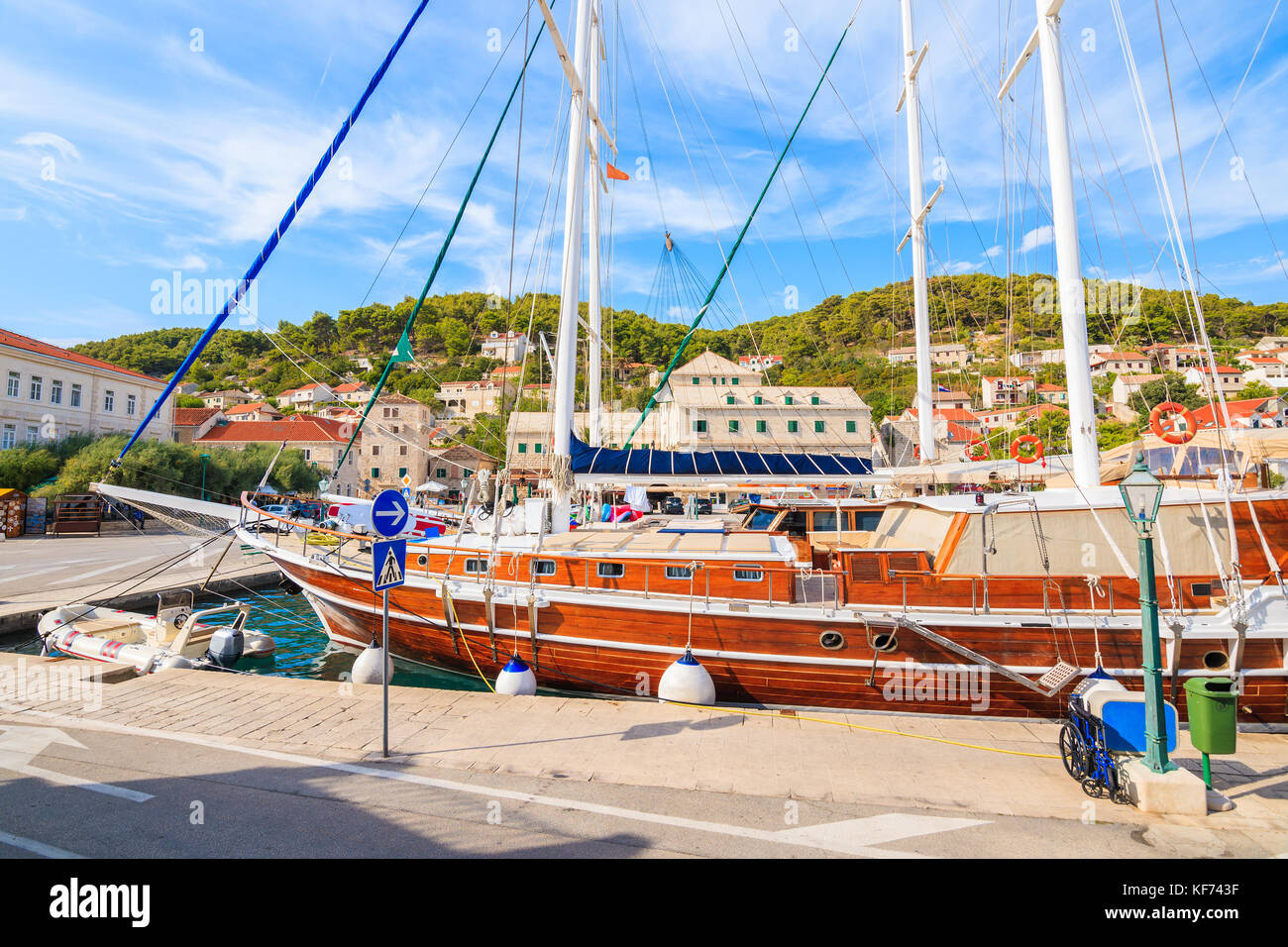 Luxus Holz- Yacht in Pucisca schöner Hafen, Insel Brac, Kroatien Stockfoto