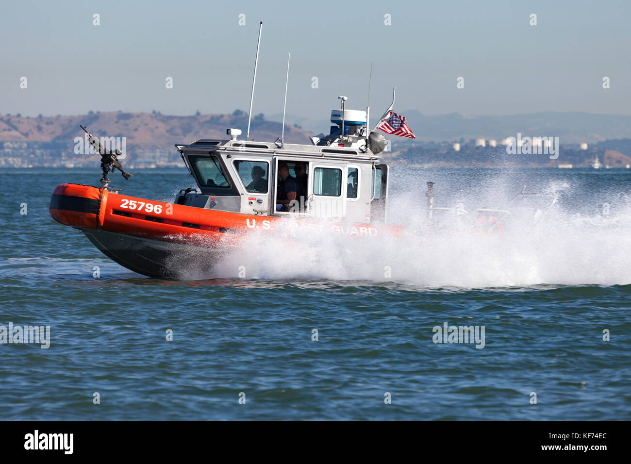 Der Küstenwache MSST in einem Verteidiger - Klasse Boot, aka Antwort Boot - Klein (RB-S), auf dem Weg zu ihren Patrouille Position in der Bucht von San Francisco während der Flotte 2017 Stockfoto