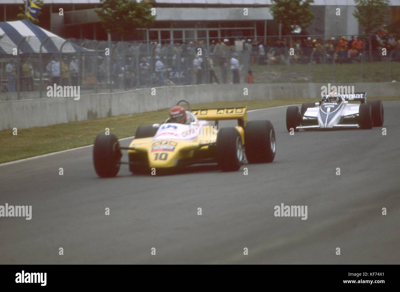 Eliseo Salazr in einem Formel-1-Auto der ATS Nummer 10 beim GP von Kanada 1982. Nach dem Sieg ist Nelson Piquet in einem Brabham-BMW. Stockfoto