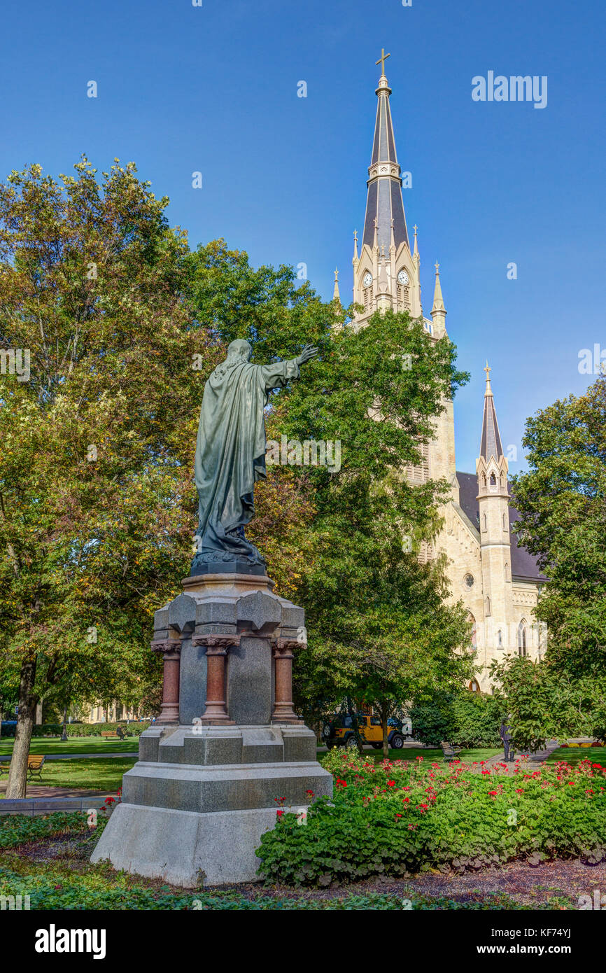 NOTRE DAME, IN/USA - Oktober 19, 2017: Jesus Statue und die Basilika des Heiligen Herzens auf dem Campus der Universität von Notre Dame. Stockfoto