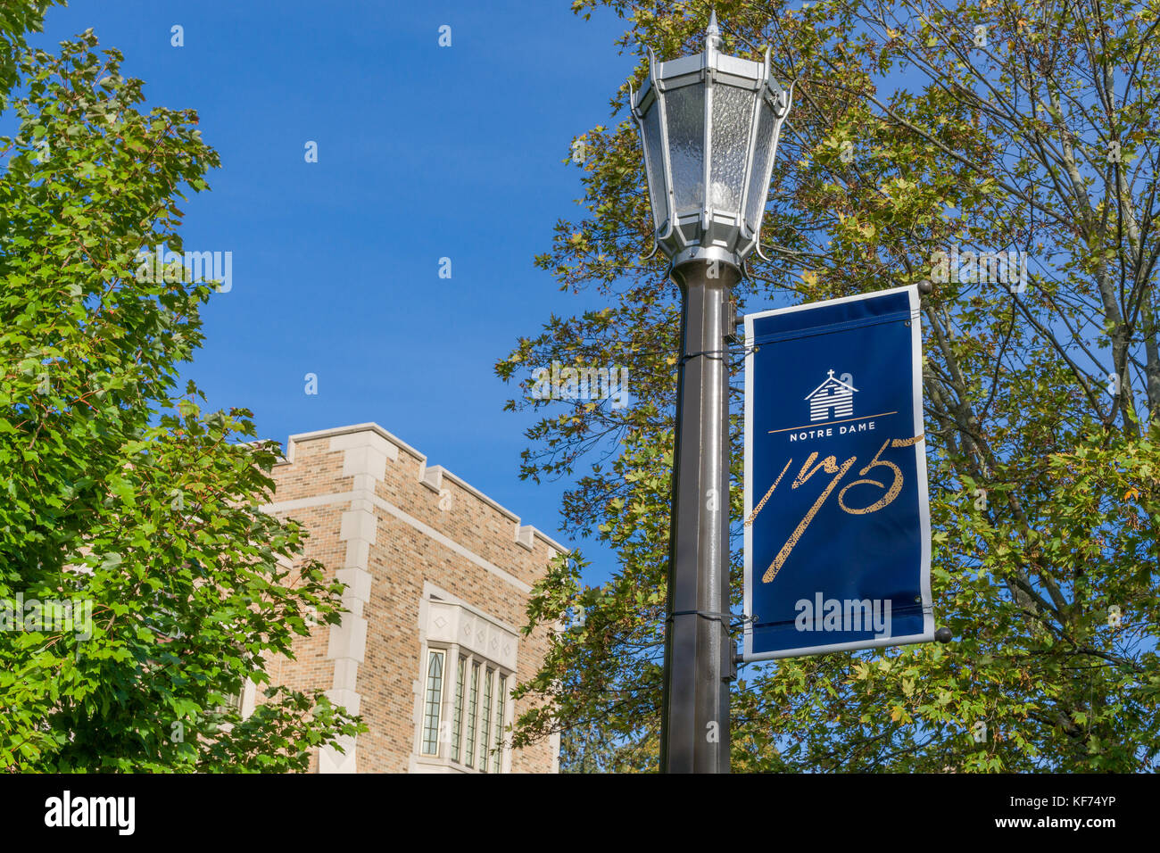 NOTRE DAME, IN/USA - Oktober 19, 2017: Notre Dame Banner auf dem Campus der Universität von Notre Dame. Stockfoto