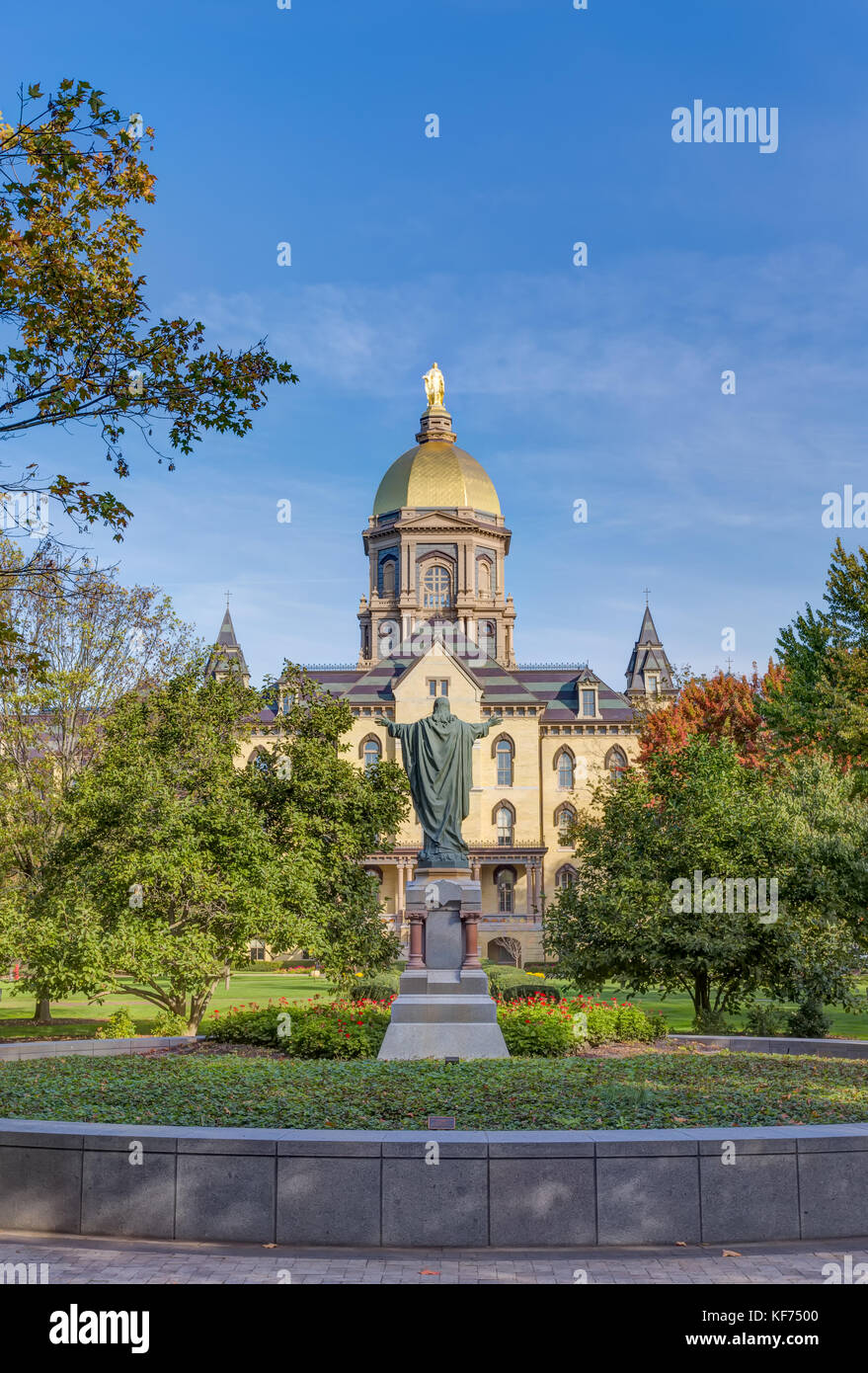 NOTRE DAME, IN/USA - Oktober 19, 2017: Jesus Statue und Golden Domeon der Campus der Universität von Notre Dame. Stockfoto