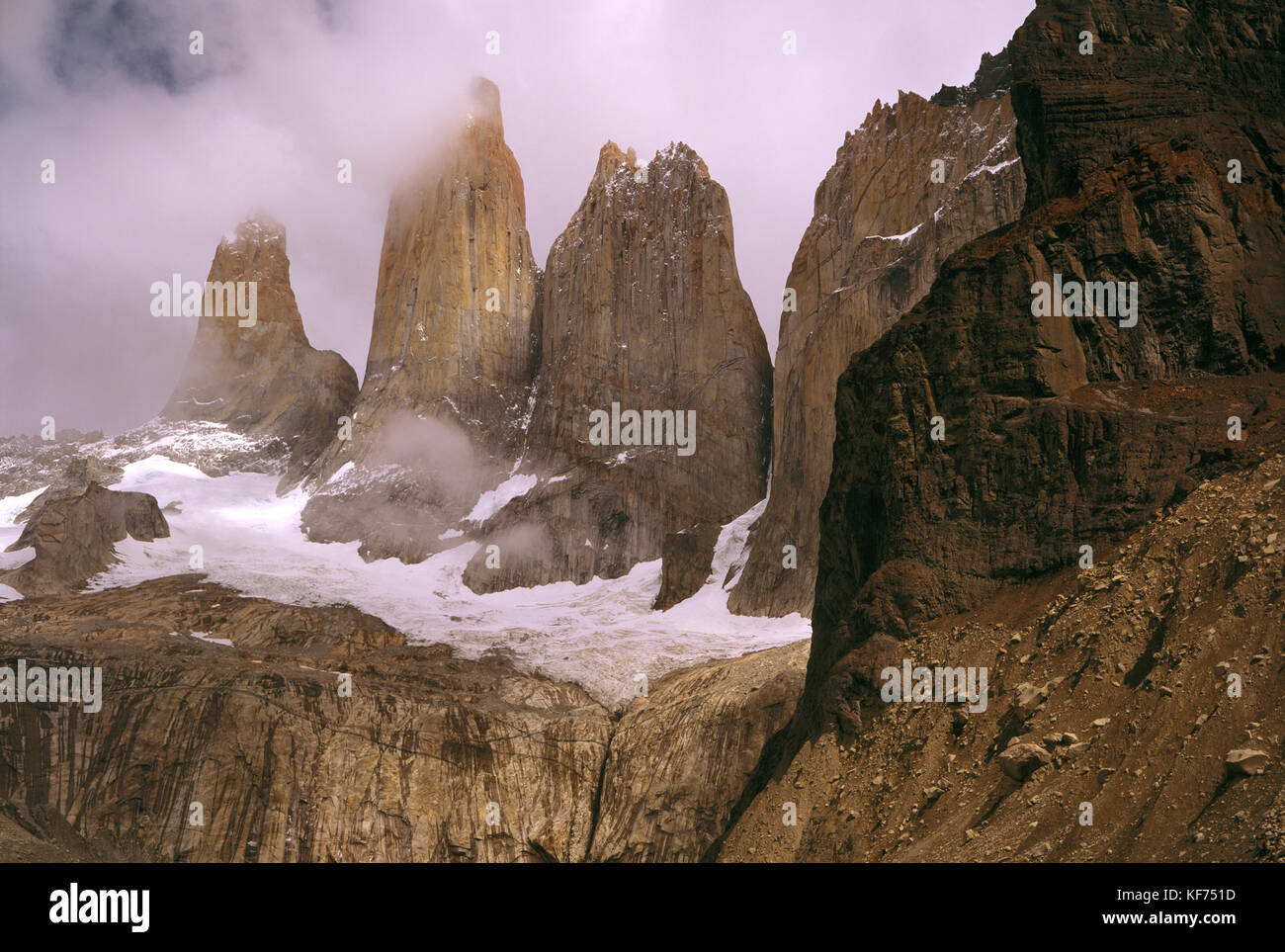 Wirbelnder Nebel um die Gipfel des Torres del Paine: Torre Central 2800 m, Torre Sur d’Agostini links 2850 m, Torre Norte Monzino rechts 2600 m. Torres del P Stockfoto