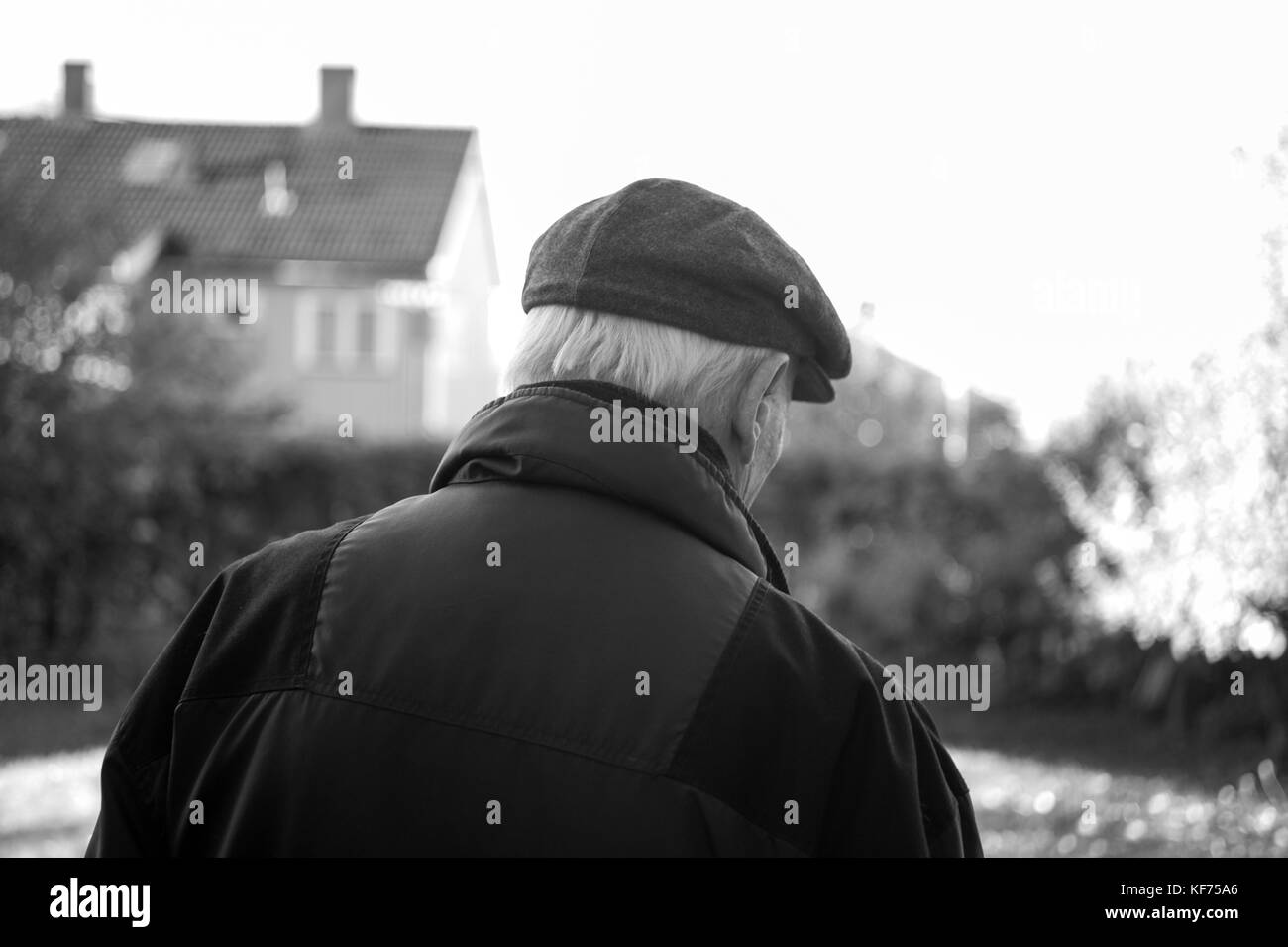Ingenieur im Ruhestand heraus auf einem Morgenspaziergang in Oslo, in seinem morgendlichen Spaziergang. 90 Jahre alt und genießen das Leben in vollen Zügen Leben zuhause und unterwegs Walkin Stockfoto