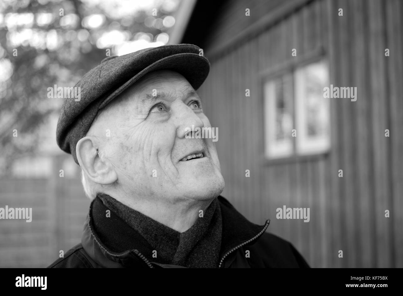 Ingenieur im Ruhestand heraus auf einem Morgenspaziergang in Oslo, in seinem morgendlichen Spaziergang. 90 Jahre alt und genießen das Leben in vollen Zügen Leben zuhause und unterwegs Walkin Stockfoto
