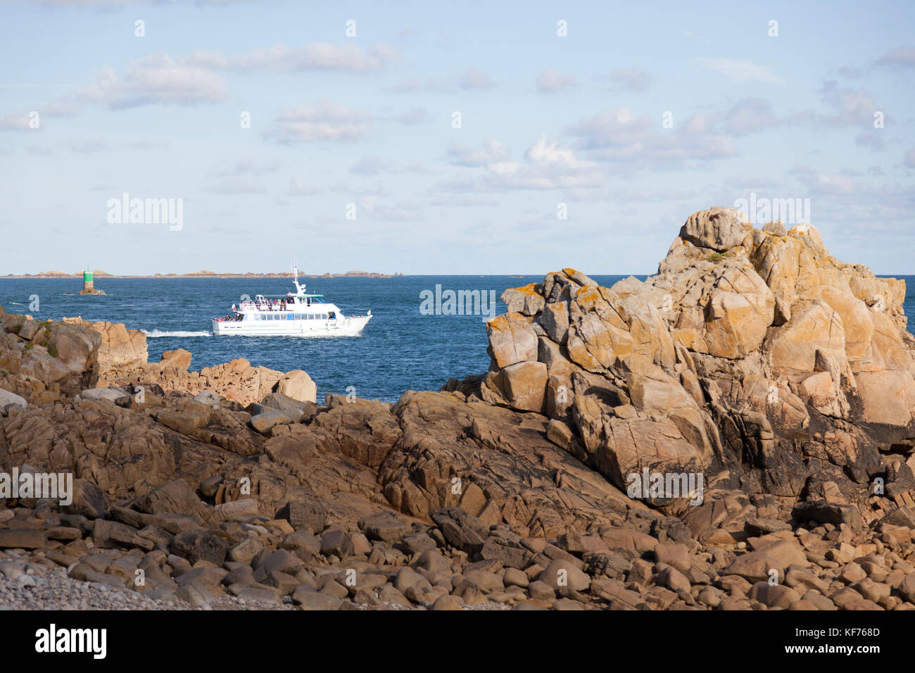 Die Insel Bréhat Entdeckung aus dem Meer (Bretagne). Es ist möglich, durch die Einführung einer 45 Minuten zu erhalten lange kommentierte Reise auf die Insel. Stockfoto