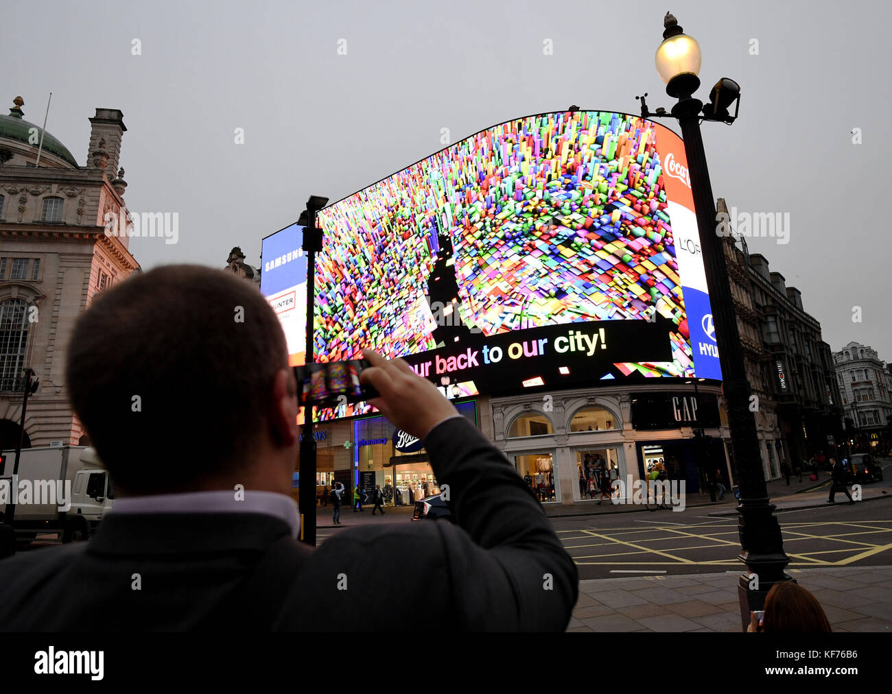 Die Werbebildschirme am Piccadilly Circus im Zentrum von London werden zum ersten Mal seit neun Monaten eingeschaltet, nachdem die elektronischen Hortfalle durch eine hochmoderne 790 Quadratmeter große Leinwand ersetzt wurden. Stockfoto