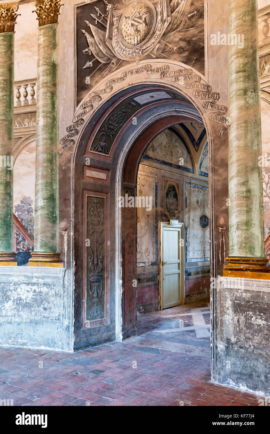 Villa Palagonia, Bagheria, Palermo, Sizilien, Italien. Eine barocke Villa, erbaut im Jahre 1715, berühmt für seine grotesken Statuen. Innenraum Stockfoto