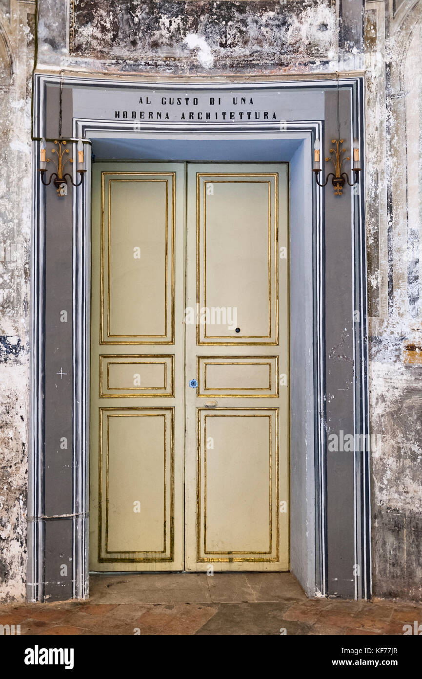 Villa Palagonia, Bagheria, Palermo, Sizilien, Italien. Eine barocke Villa im Jahre 1715 erbaut. Die Inschrift lautet "auf den Geschmack der modernen Architektur" Stockfoto