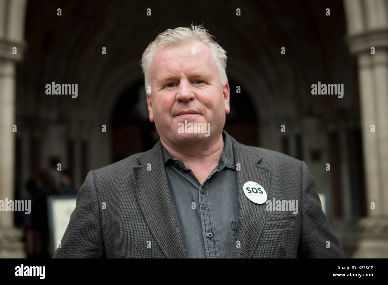 Der in Nordirland lebende und grüne Politiker Ciaran McClean tritt vor den Royal Courts of Justice auf, wo eine rechtliche Anfechtung gegen die umstrittene parlamentarische Vereinbarung der Regierung mit der Demokratischen Unionistischen Partei eingeleitet wird. Stockfoto