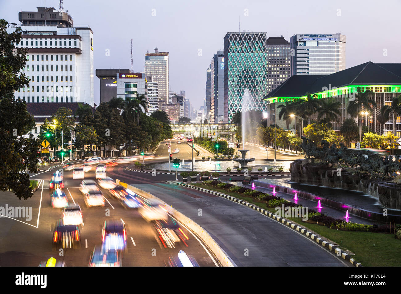Jakarta, Indonesien - Juni 8, 2017: Verkehr, mit unscharfen Bewegung erfasst, Binsen entlang der thamrin Avenue im Herzen von Downtown District in Jakarta Stockfoto