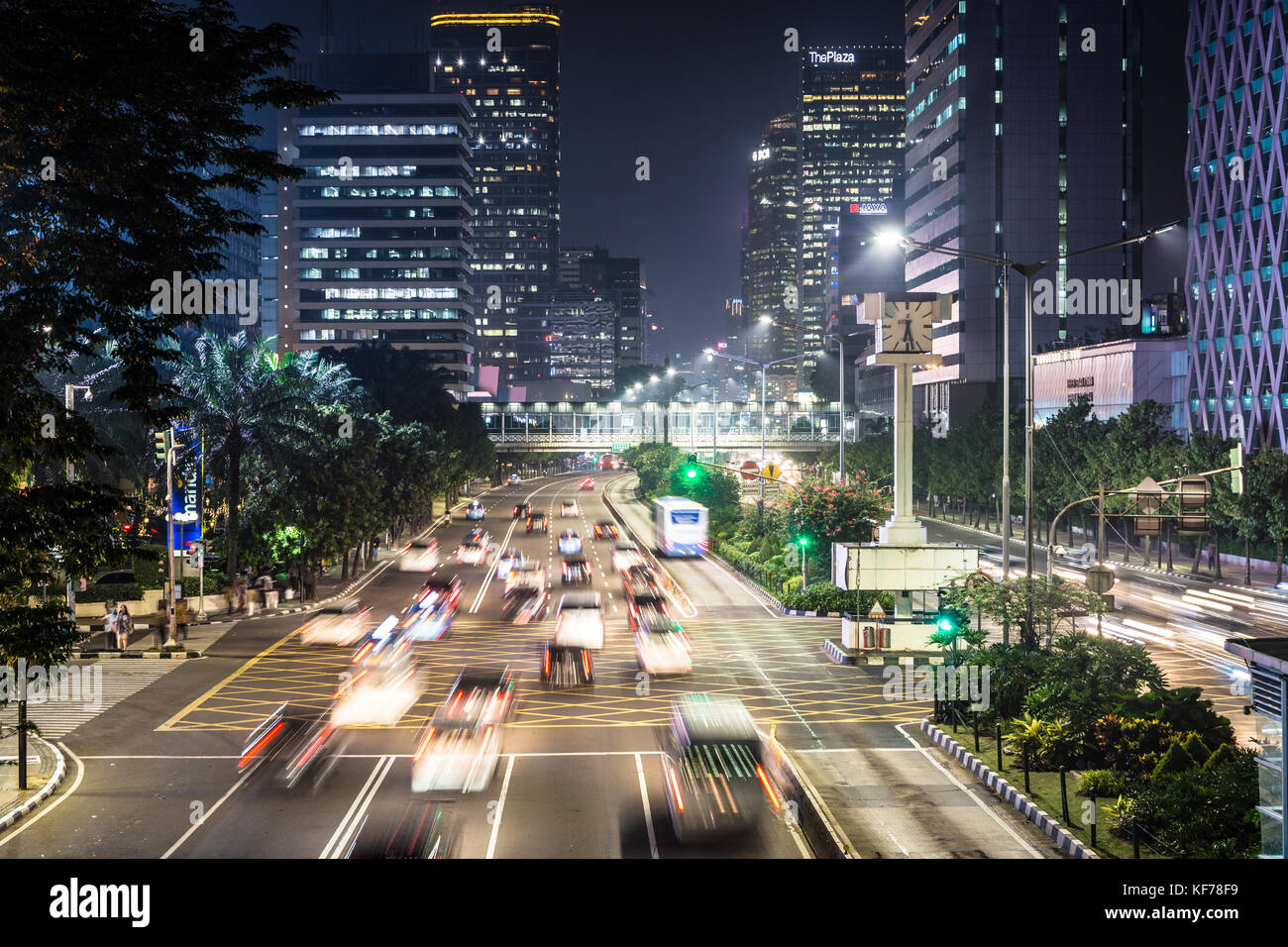 Jakarta, Indonesien - Juni 8, 2017: Verkehr, mit unscharfen Bewegung erfasst, Binsen entlang der thamrin Avenue im Herzen von Downtown District in Jakarta Stockfoto