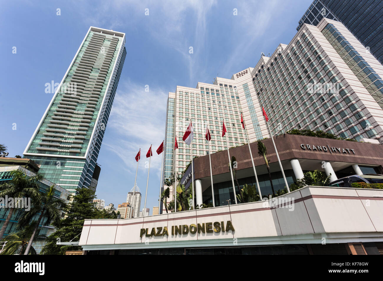 Jakarta, Indonesien - 13. Oktober 2017: Low Angle View des Luxushotels, das Grand Hyatt, und andere moderne Wolkenkratzer, die Linien der thamrin Avenue Stockfoto