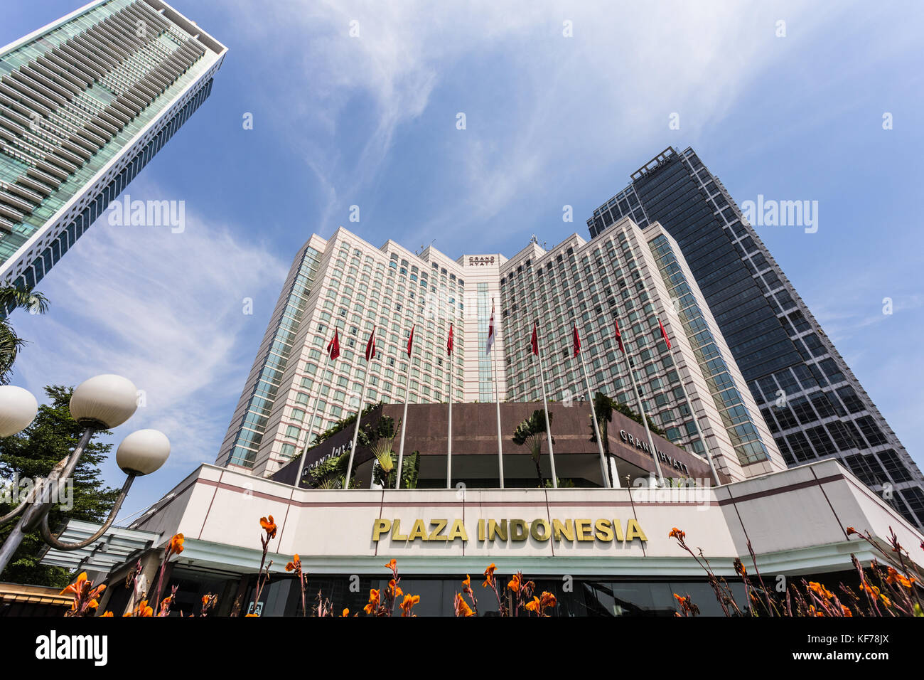 Jakarta, Indonesien - 13. Oktober 2017: Low Angle View des Luxushotels, das Grand Hyatt, und andere moderne Wolkenkratzer, die Linien der thamrin Avenue Stockfoto