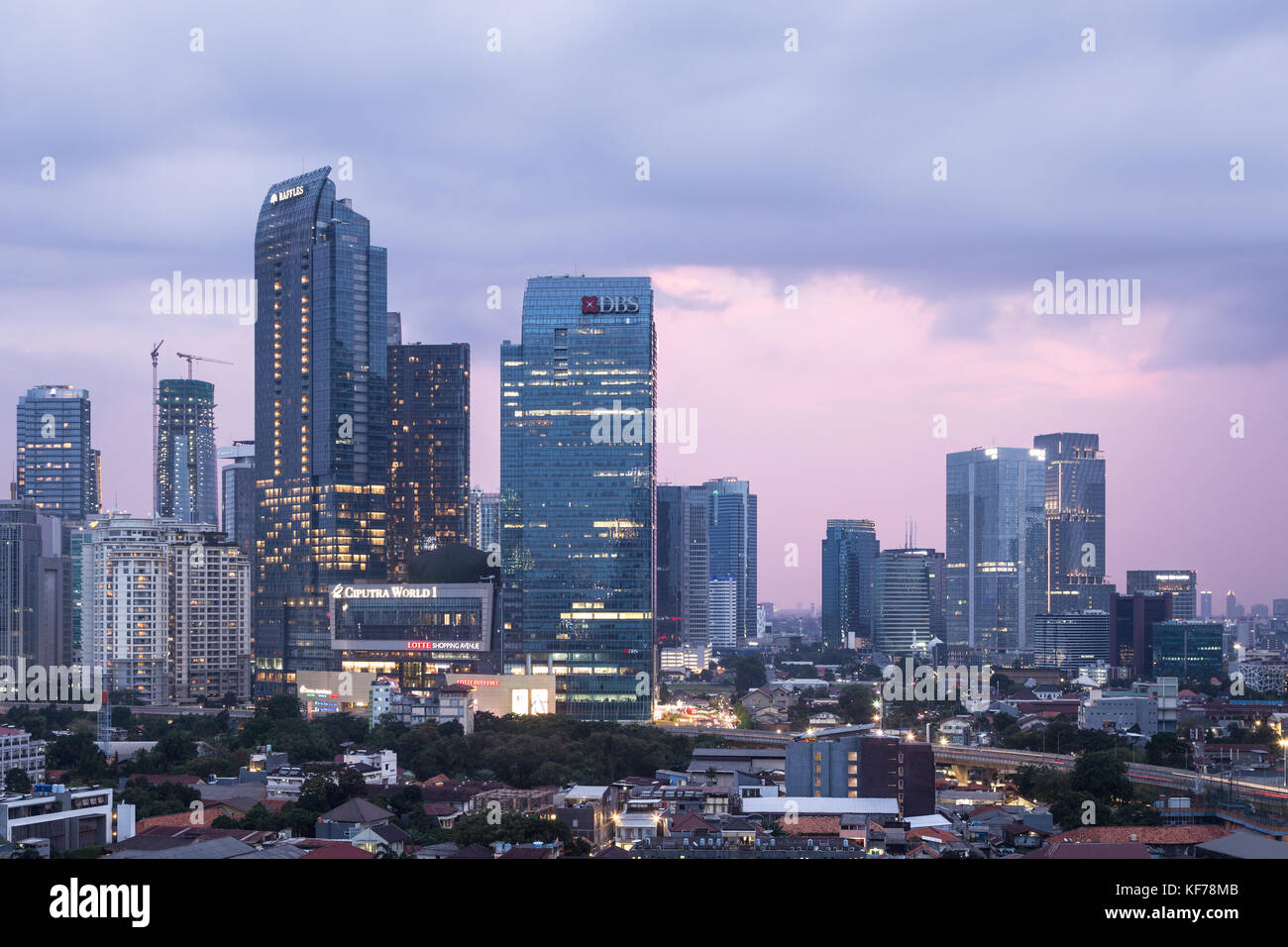 Jakarta, Indonesien - 15. Oktober 2017: die Sonne über Jakarta Geschäftsgebiets mit hohen Bürogebäuden und Luxury Condominium Türme in Indones Stockfoto