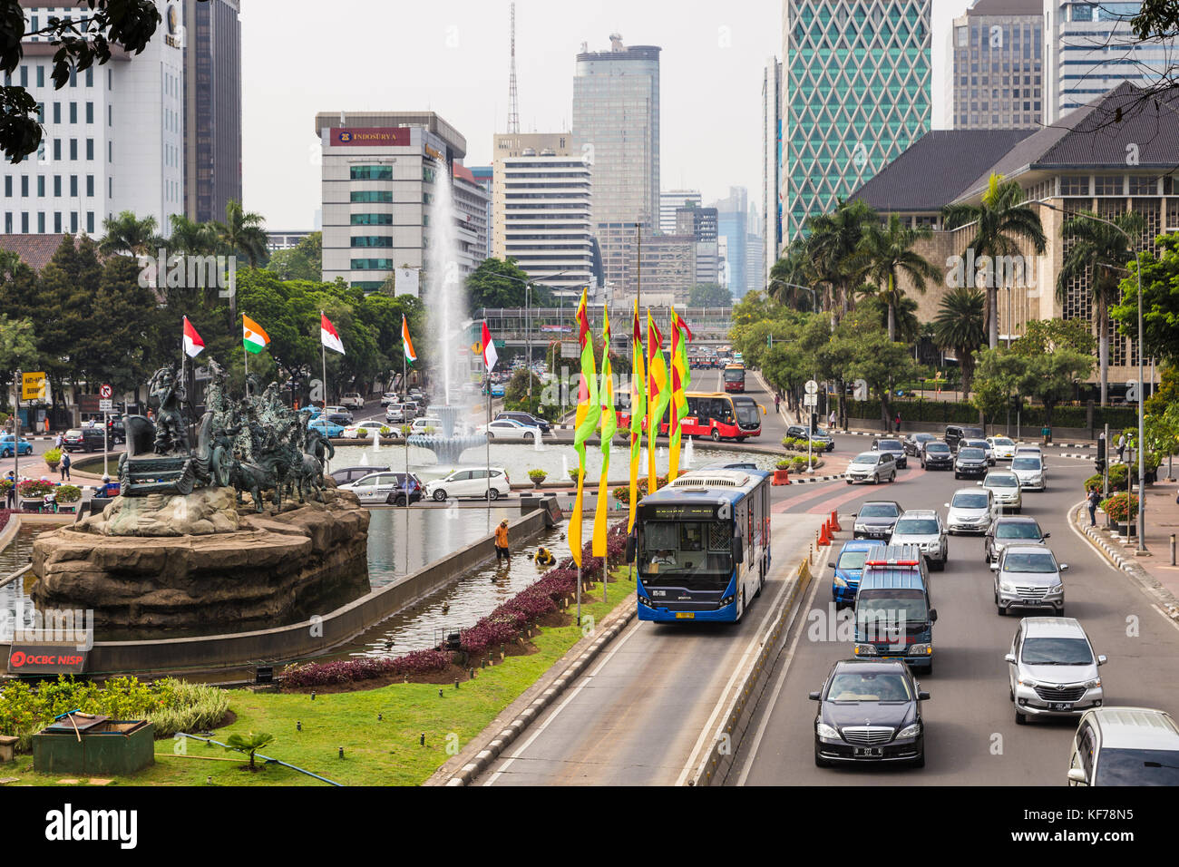 Jakarta, Indonesien - 16. Oktober 2017: ein transjakarta Bus verwendet seine eigene Fahrstreifen zu den starken Verkehr entlang der thamrin Avenue im b zu vermeiden. Stockfoto