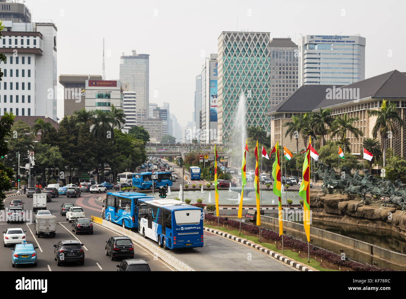 Jakarta, Indonesien - 16. Oktober 2017: ein transjakarta Bus verwendet seine eigene Fahrstreifen zu den starken Verkehr entlang der thamrin Avenue im b zu vermeiden. Stockfoto