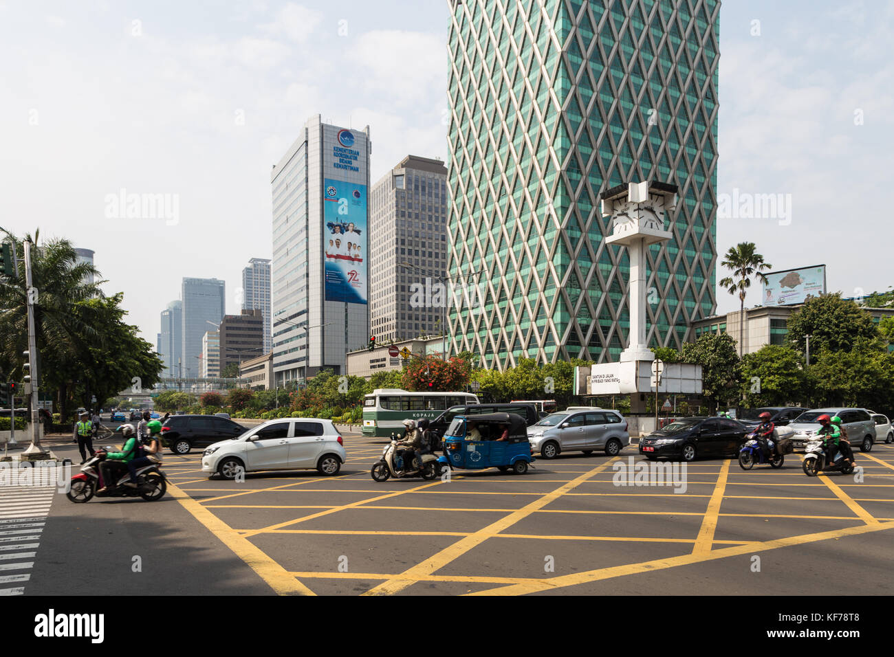 Jakarta, Indonesien - 16. Oktober 2017: Autos und Motorräder gehen durch einen Schnittpunkt entlang der thamrin Avenue im Geschäftsviertel von Jakarta, ich Stockfoto