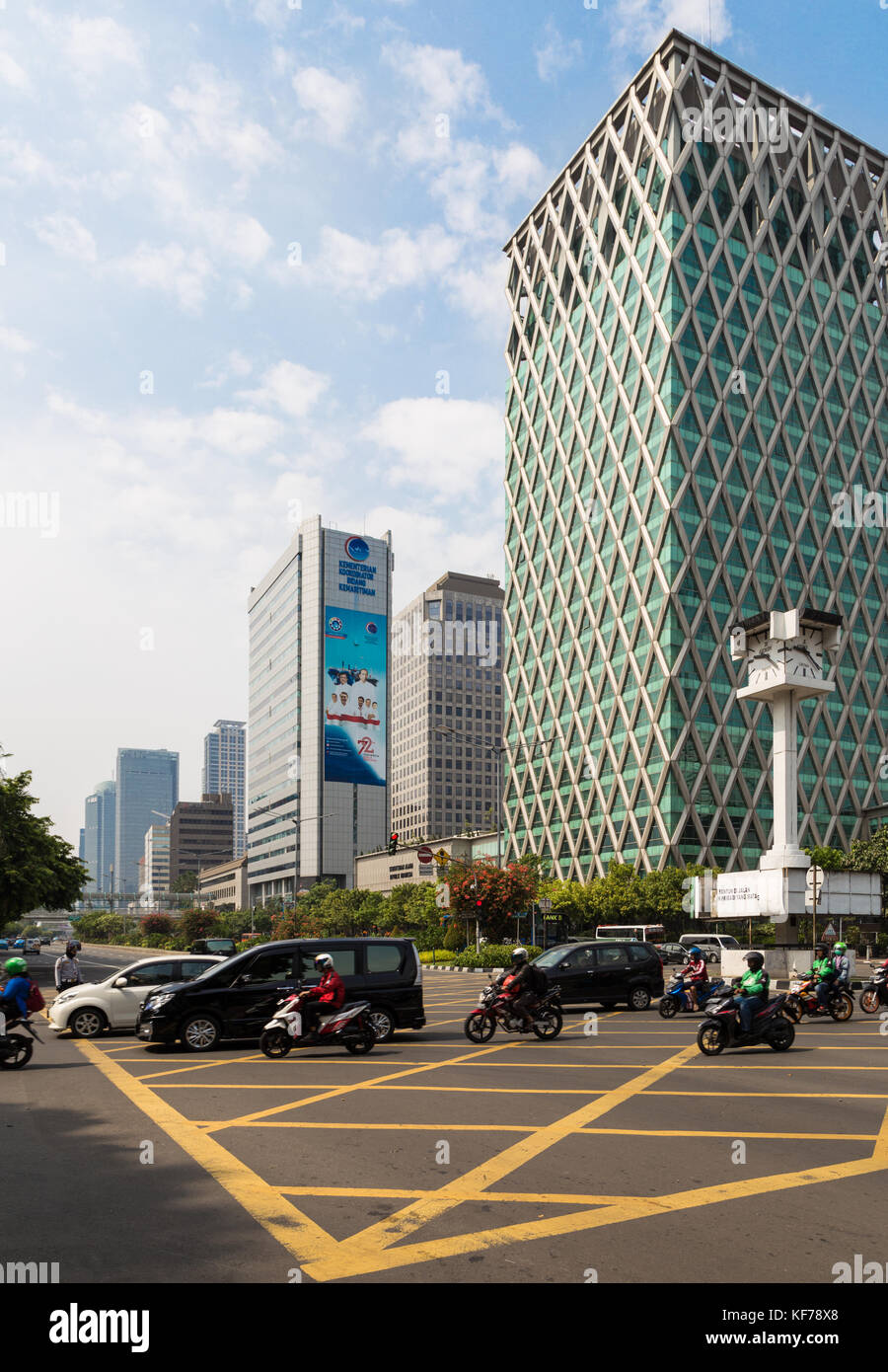 Jakarta, Indonesien - 16. Oktober 2017: Autos und Motorräder gehen durch einen Schnittpunkt entlang der thamrin Avenue im Geschäftsviertel von Jakarta, ich Stockfoto