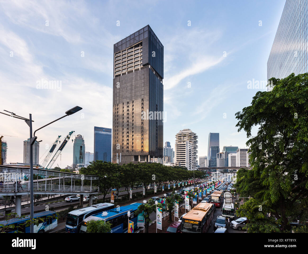 Jakarta, Indonesien - 20. Oktober 2017: Heavy Traffic versuchen, ihre Weise in den Stau entlang der sudirman Avenue im Geschäftsviertel von ja finden Stockfoto