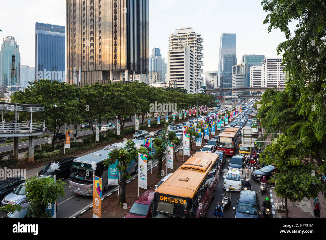 Jakarta, Indonesien - 20. Oktober 2017: Heavy Traffic versuchen, ihre Weise in den Stau entlang der sudirman Avenue im Geschäftsviertel von ja finden Stockfoto