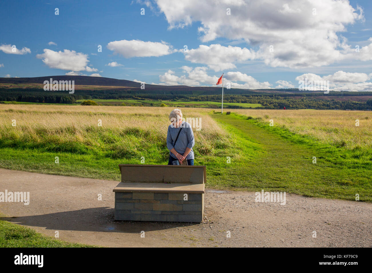 Ein Besucher des Culloden Battlesite Standort in der Nähe von Inverness, Schottland, Großbritannien Stockfoto