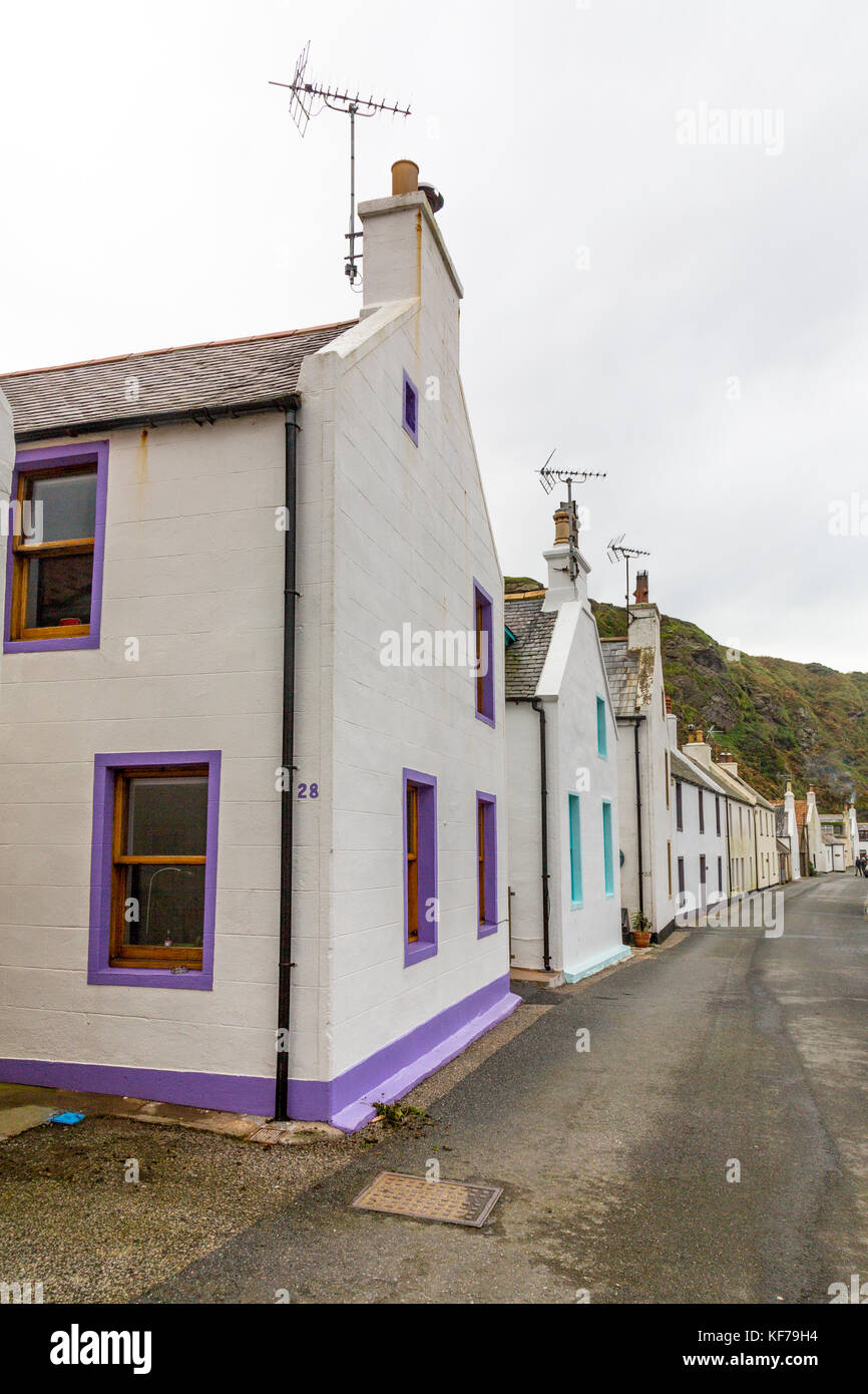 Viele der Häuser haben bunte Fenster umgibt in der kleinen schottischen Fischerdorf Pennan, Aberdeenshire, Schottland, Großbritannien Stockfoto