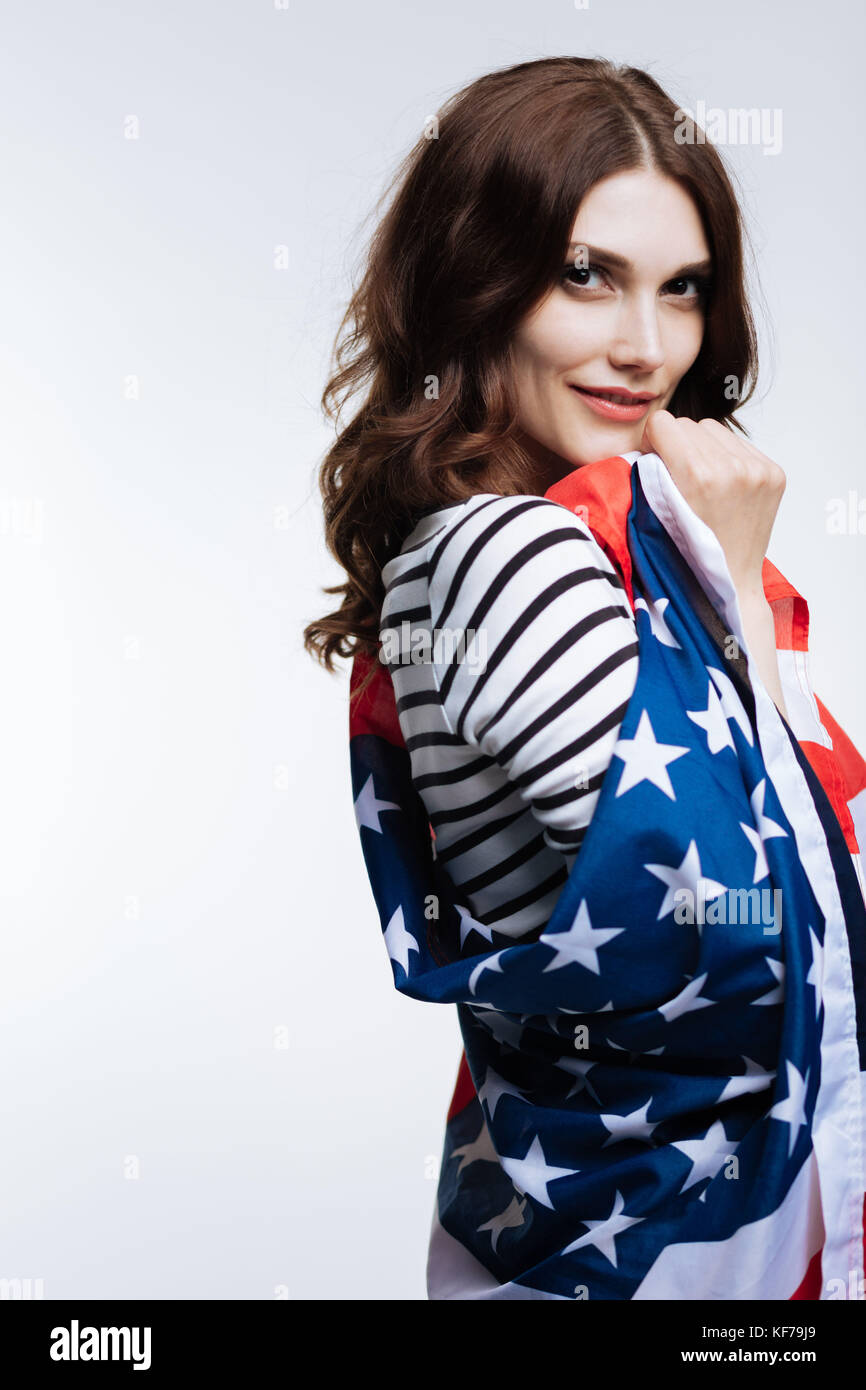 Wunderschöne junge Frau mit amerikanischen Flagge posing Stockfoto