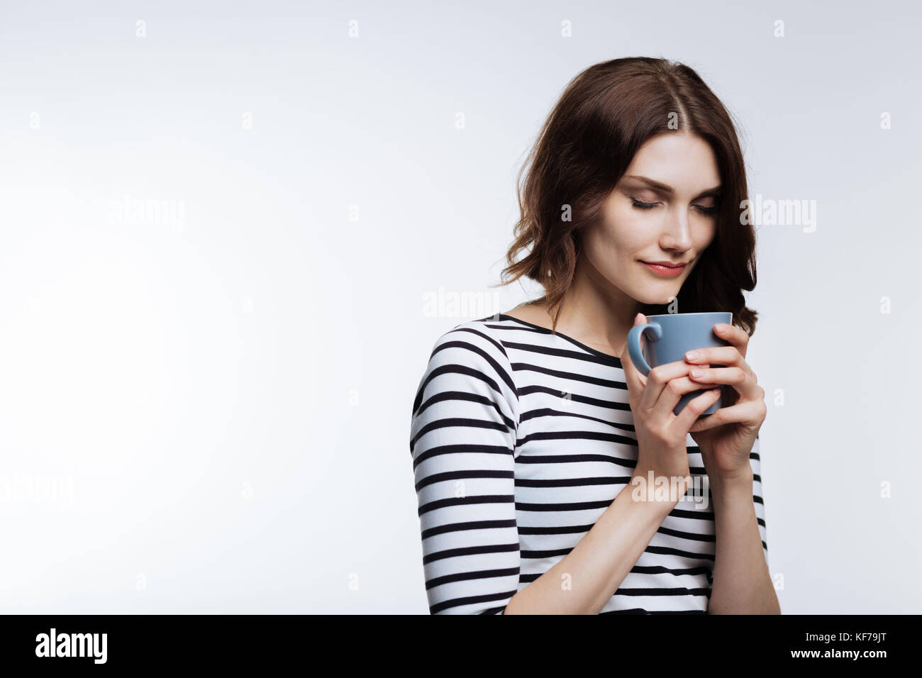 Auburn - behaarte Frau genießen den Duft von Kaffee Stockfoto