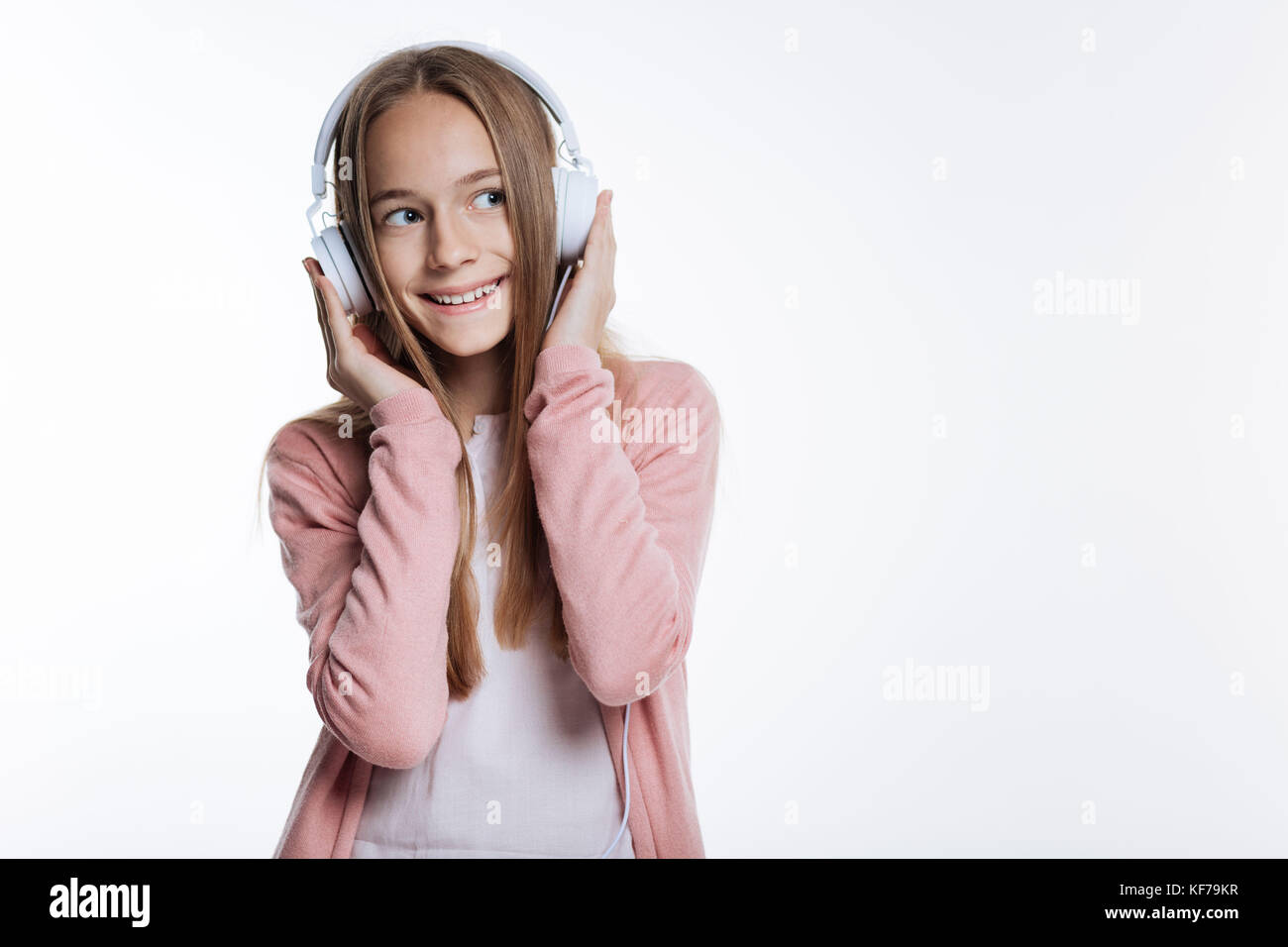 Upbeat Teenager hören von Musik Stockfoto