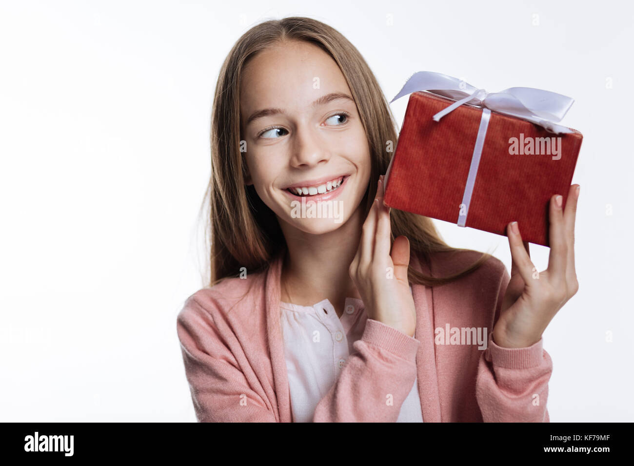 Adorable Jugendmädchen in Box mit vorhanden Stockfoto
