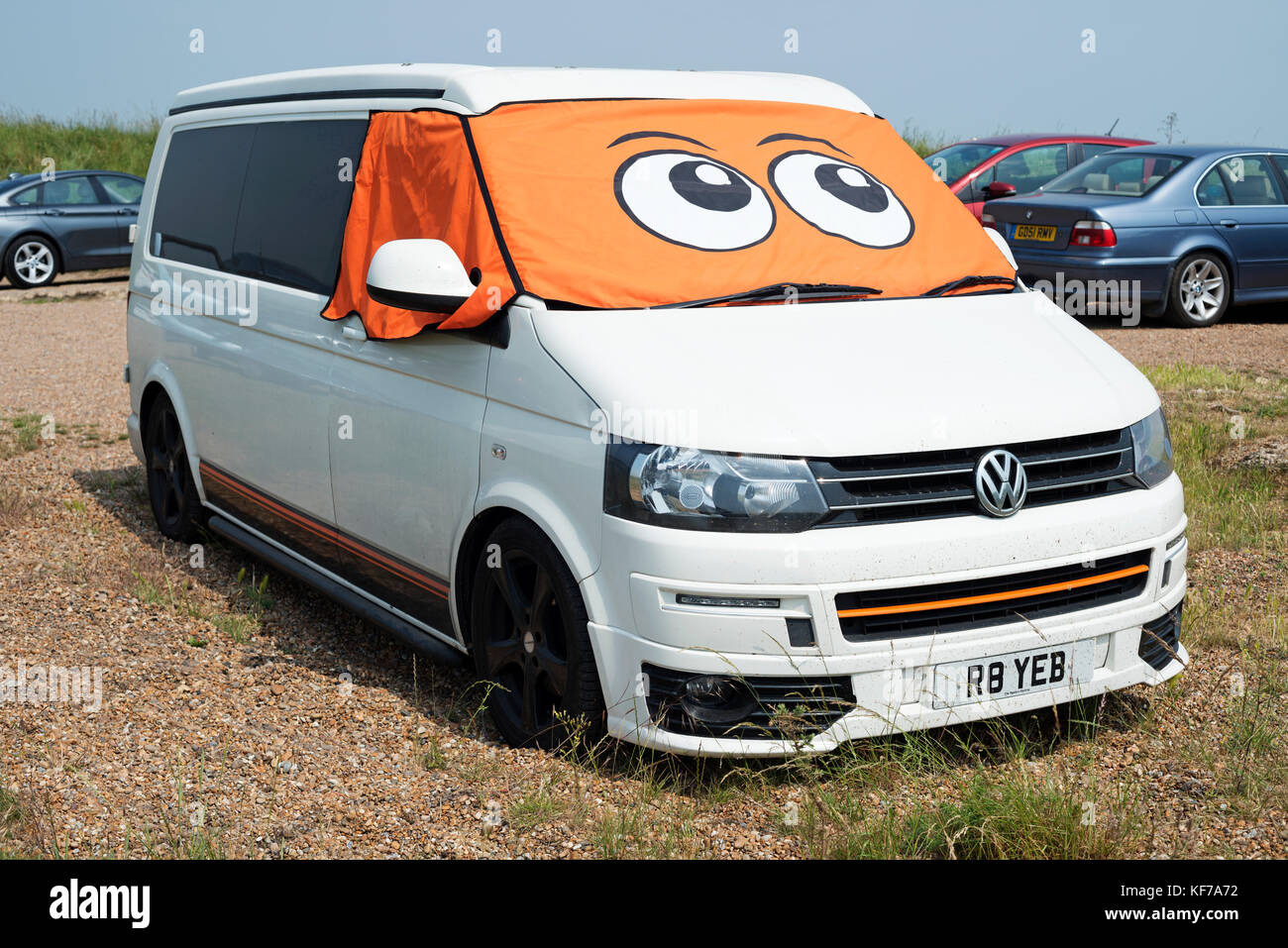 VW Transporter mit Frontscheibe Schutz vor Hitze Stockfotografie - Alamy