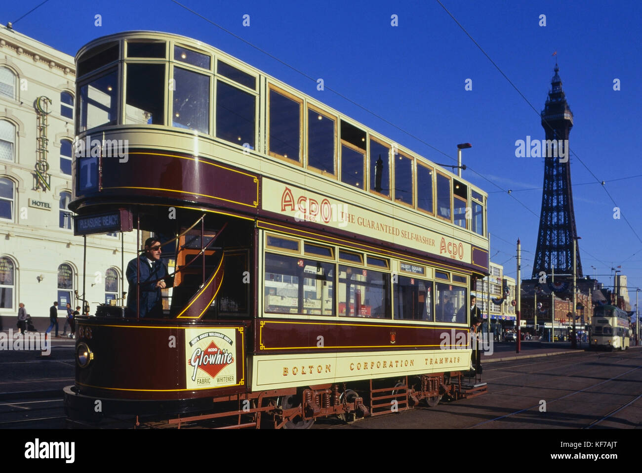 Die Schraubeder 66 Vintage Straßenbahn fährt entlang der Strandpromenade in Blackpool, Lancashire, Großbritannien Stockfoto