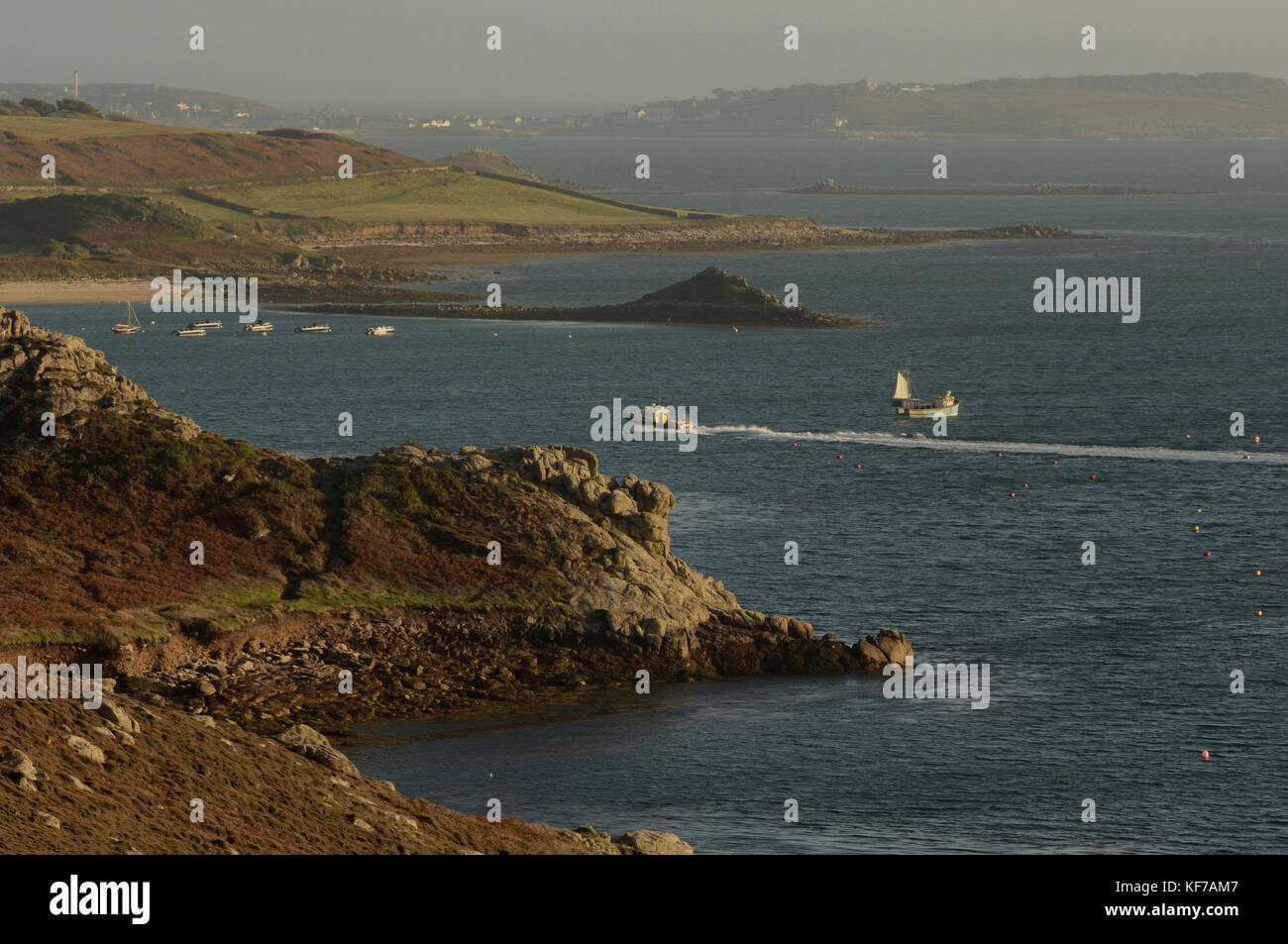 Inter-Island Fähre nähert sich tresco Hafen., Isles of Scilly, Cornwall, England, Großbritannien Stockfoto