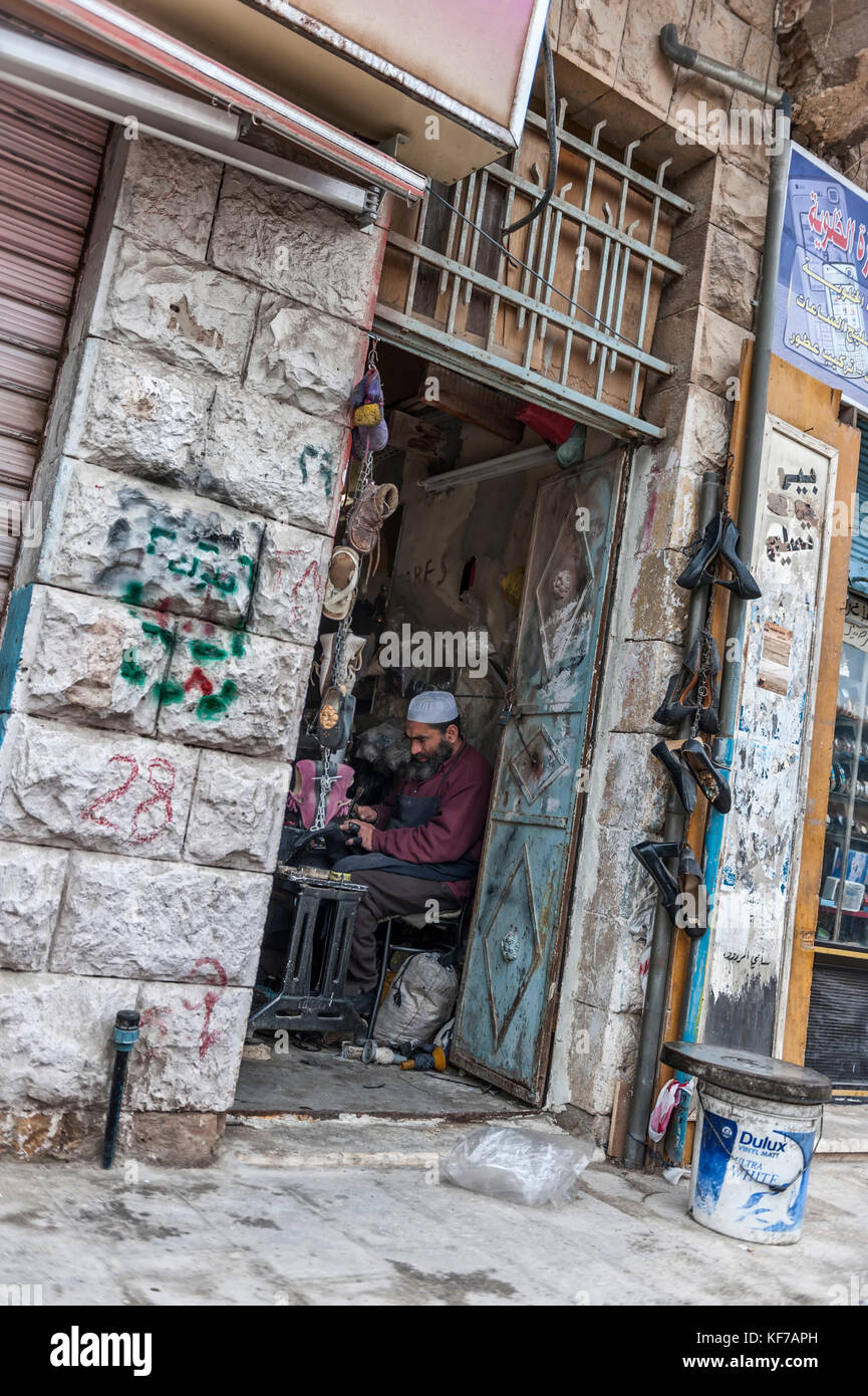 Ein Schuster in seiner Werkstatt. Madaba, Jordanien Stockfoto