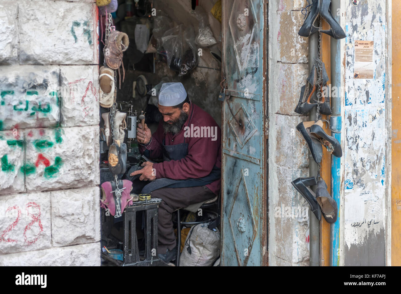Ein Schuster in seiner Werkstatt. Madaba, Jordanien Stockfoto