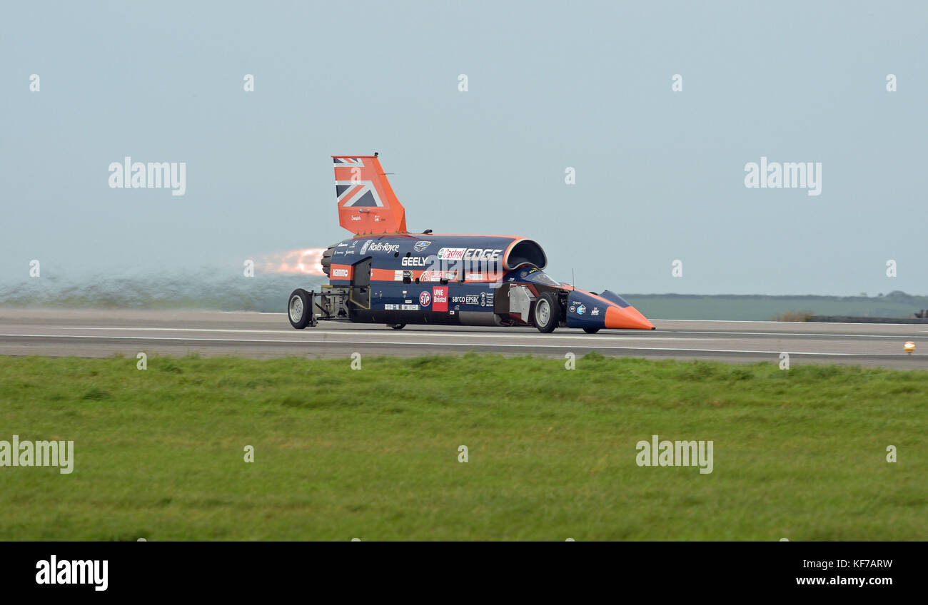 Der Bloodhound 1.000 mph Überschall-Rennwagen während seiner ersten öffentlichen Lauf am Cornwall Airport, in der Nähe von Newquay. Stockfoto