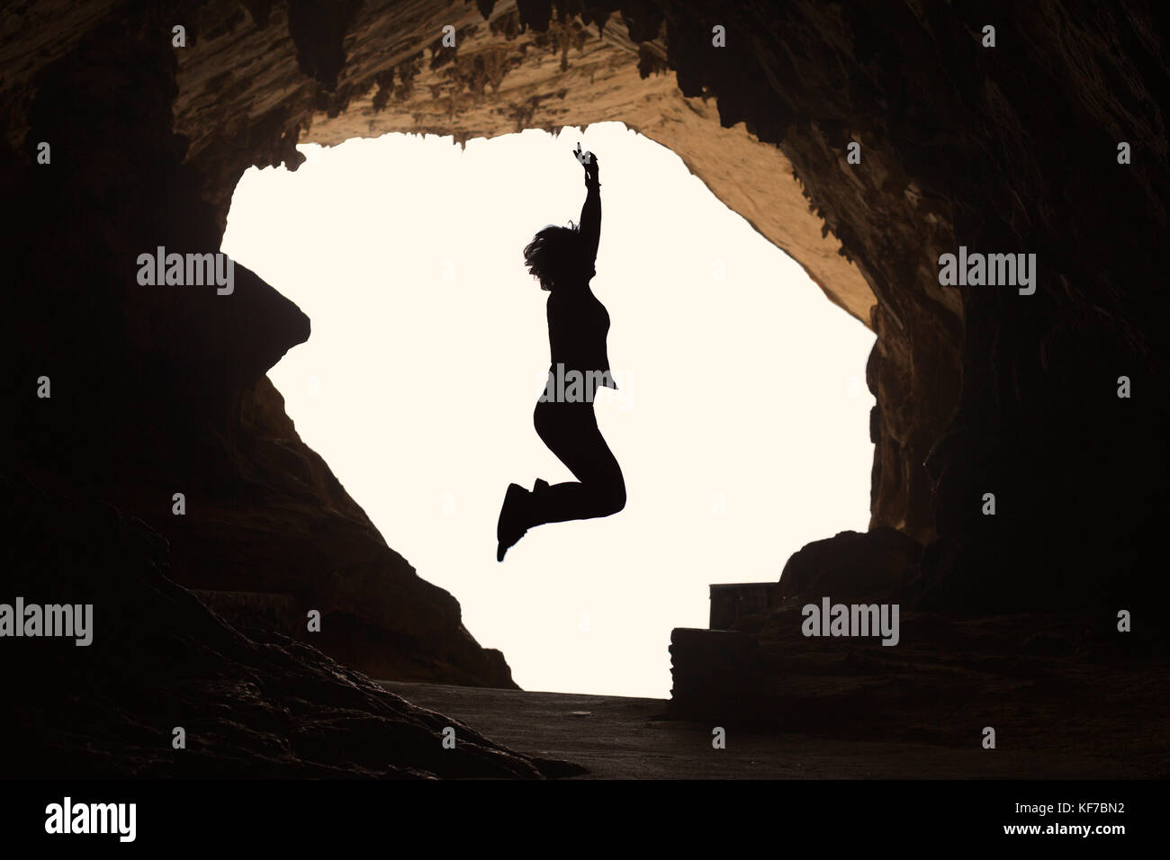 Europa, Spanien, Balearen, Mallorca, Arta, - eine Frau, springen in die Luft an der Schnitzt von Arta, Mallorca Stockfoto