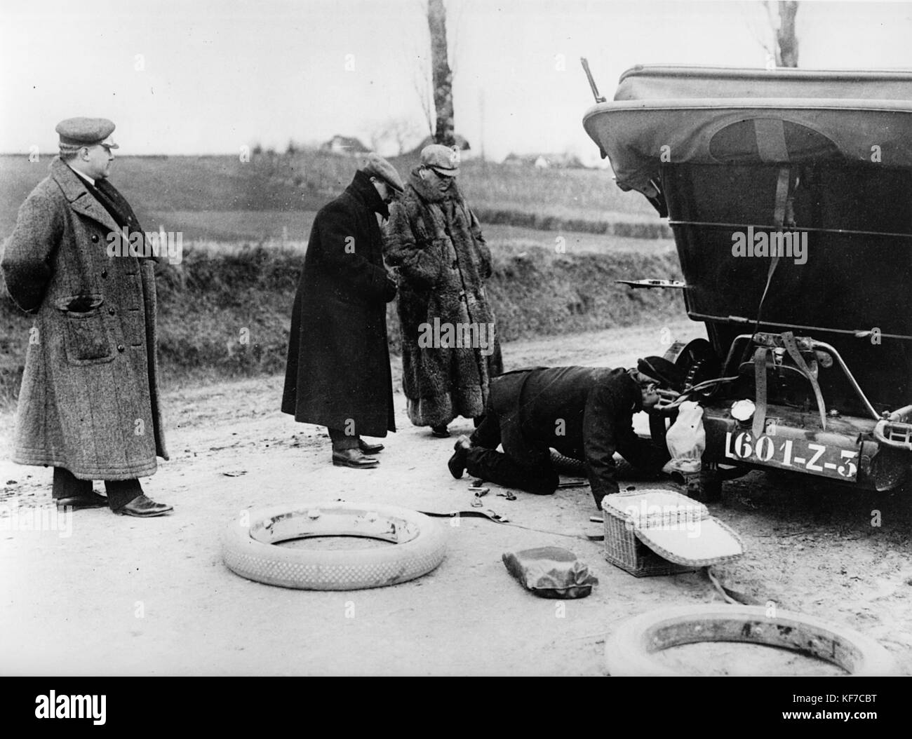 Alfred Harmsworth, Lord northcliffe im Pelzmantel, Uhren als Chauffeur änderungen Rad auf 1908 Mercedes Stockfoto