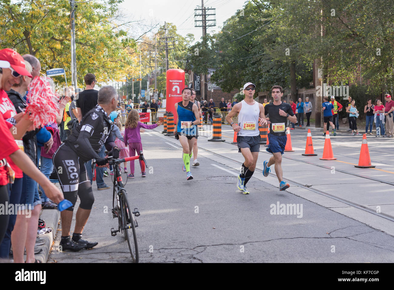 Toronto, Ontario/Kanada - 22.Oktober 2017: marathon Läufer über die 33 km turnaround Point an der Scotiabank Toronto waterfront Marathon 2017. Stockfoto