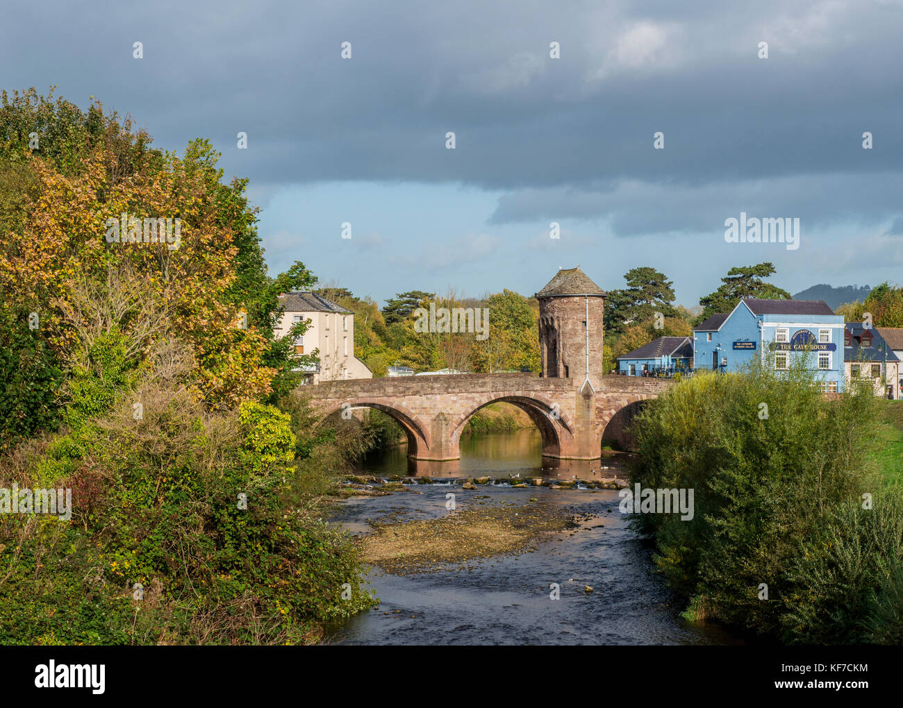 Die mittelalterliche Monnow Bridge über den Fluss Monnow, Monmouth, Monmouthshire, Stockfoto