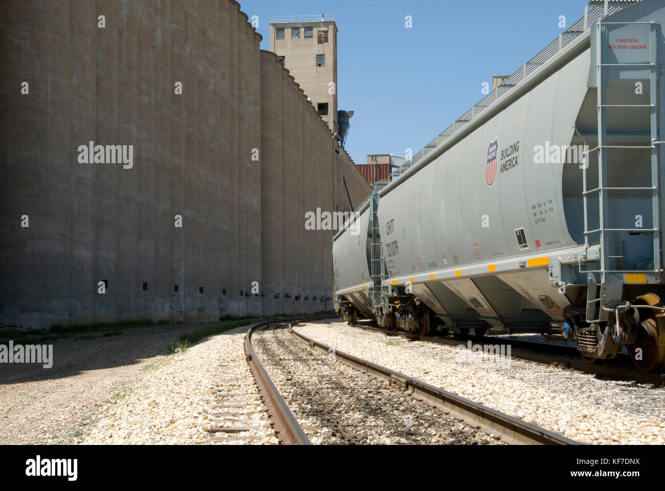 Bahn Auto am Körnerelevator terminal in Texas Panhandle Stockfoto