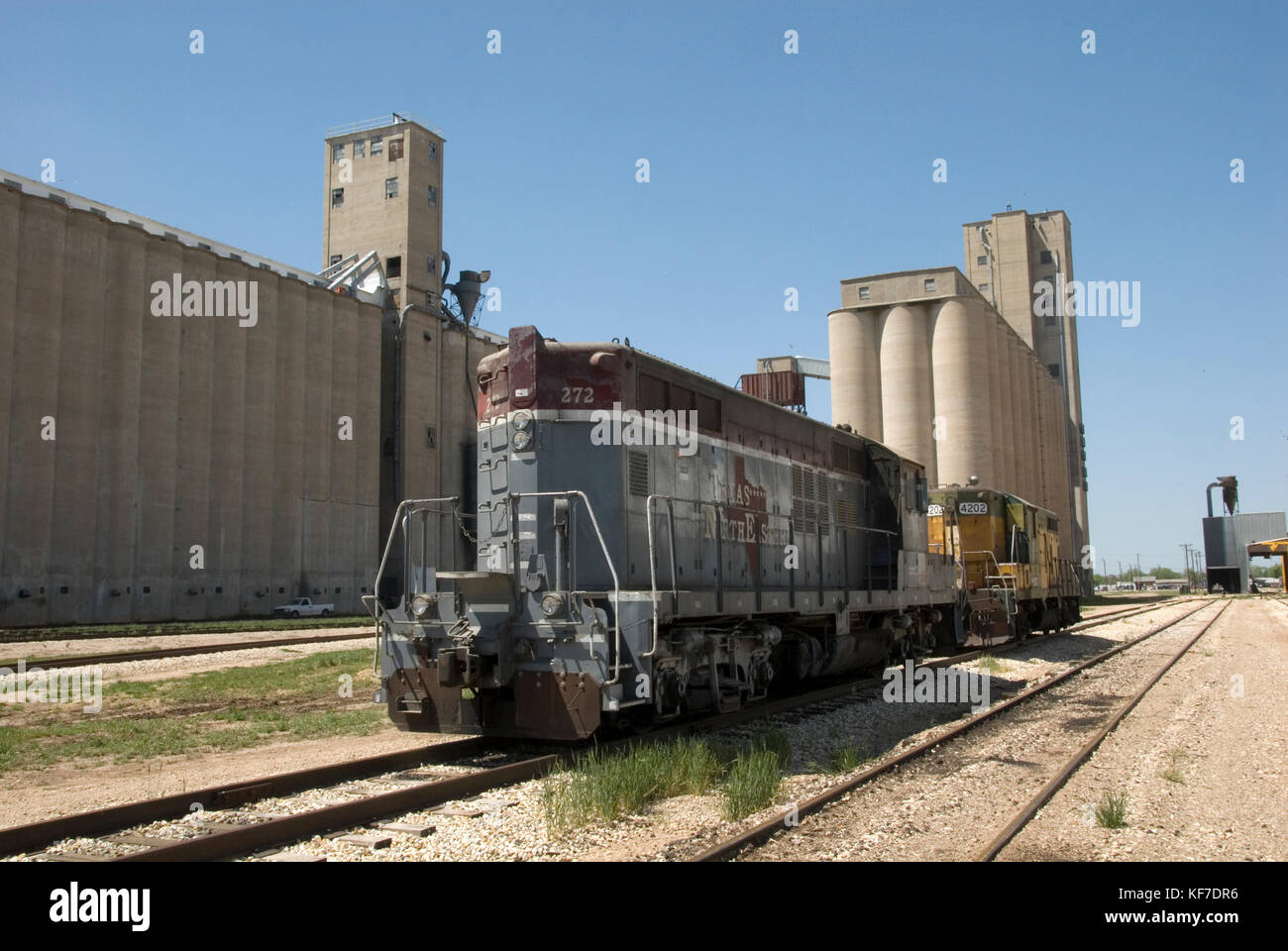 Bahn Auto am Körnerelevator terminal in Texas Panhandle Stockfoto