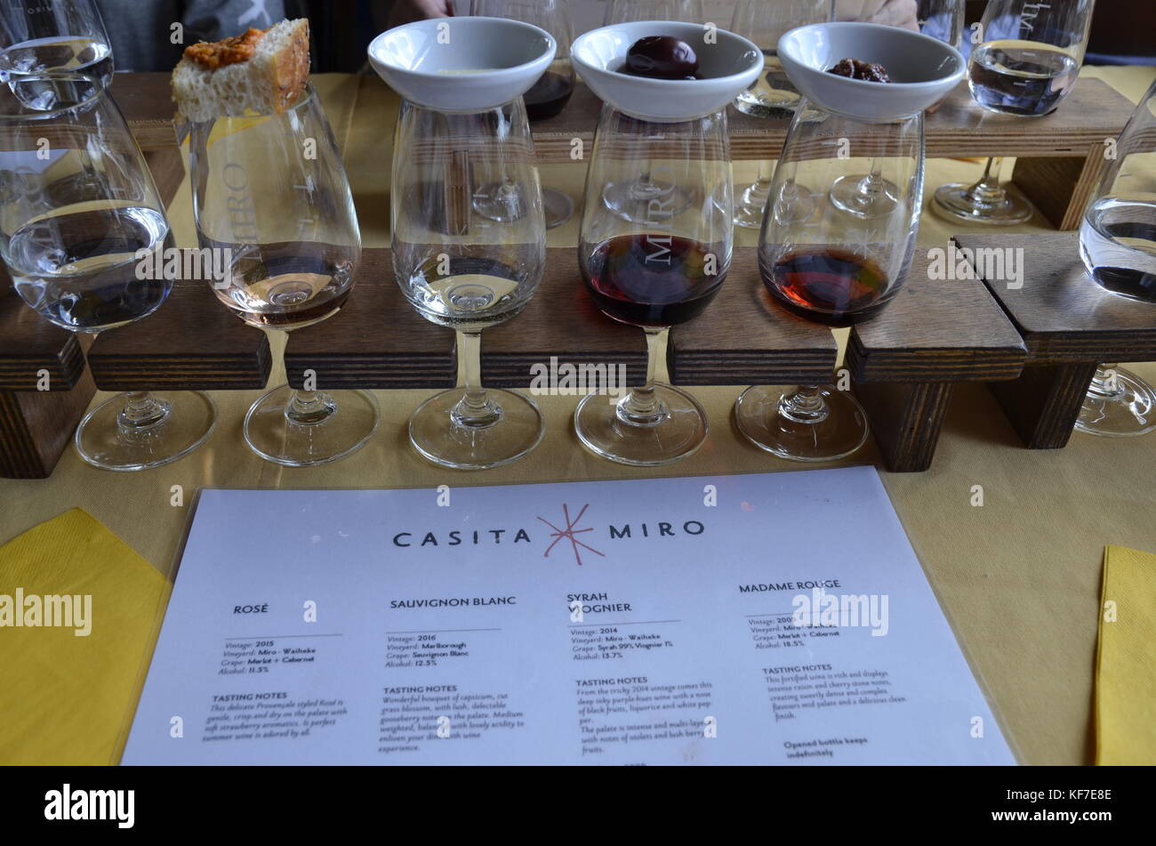 Weinverkostung in der Casita Miro Weinberg auf Waiheke Island, Auckland, Neuseeland Stockfoto